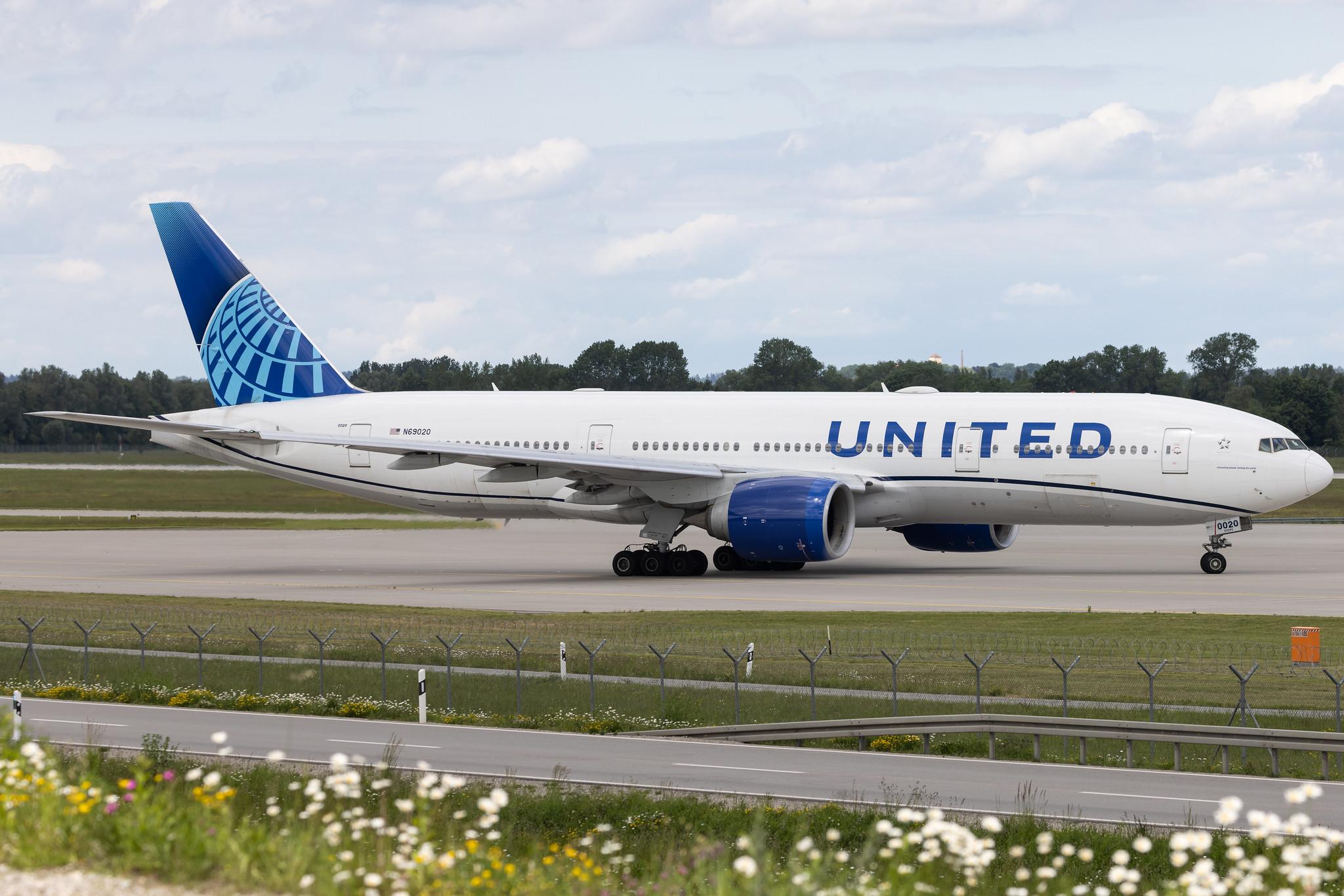 Munich Airport: United Airlines (UA / UAL) | Boeing 777-224(ER) B772 | N69020 | MSN 31687