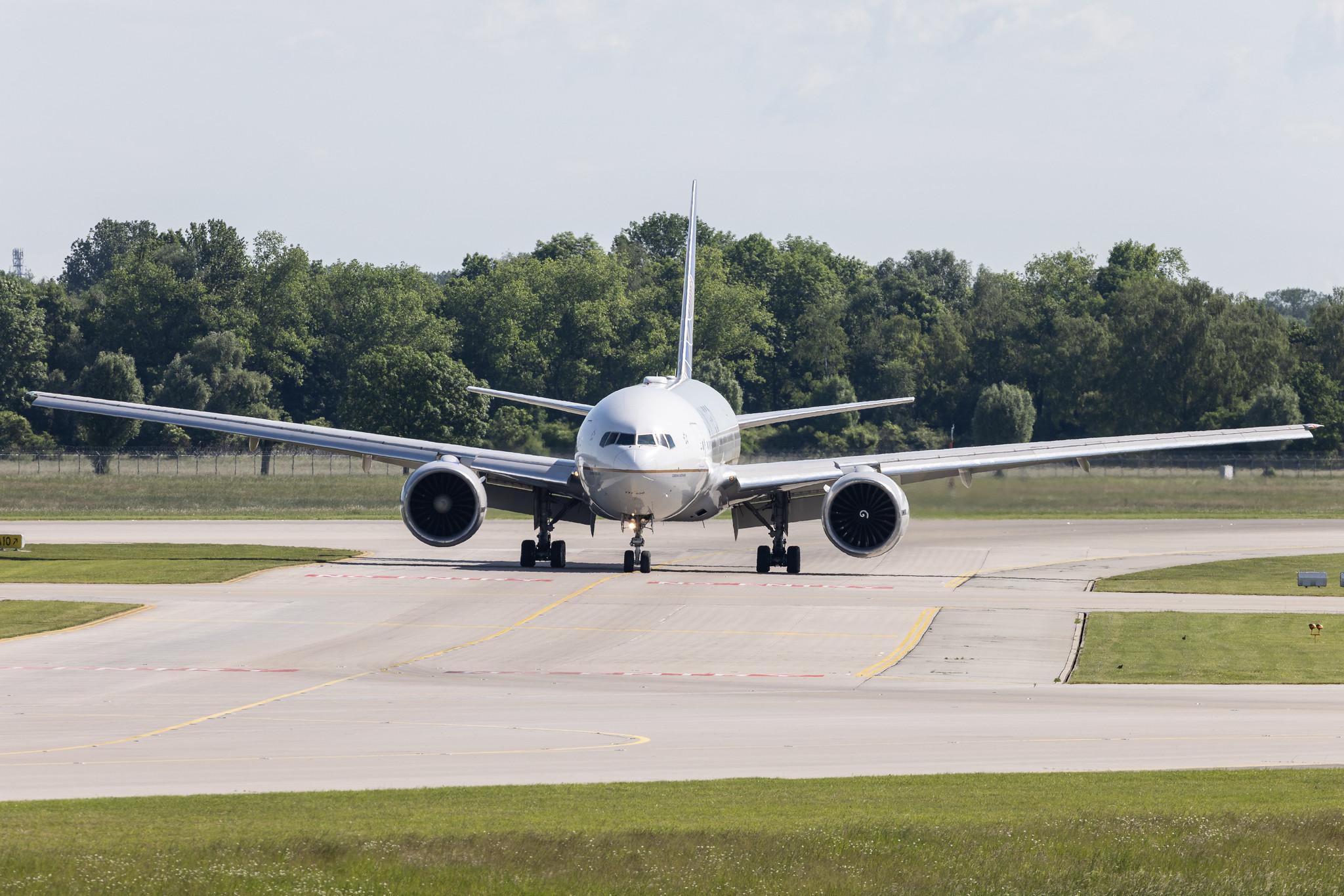 Munich Airport: United Airlines (UA / UAL) | Boeing 777-224(ER) B772 | N78001 | MSN 27577