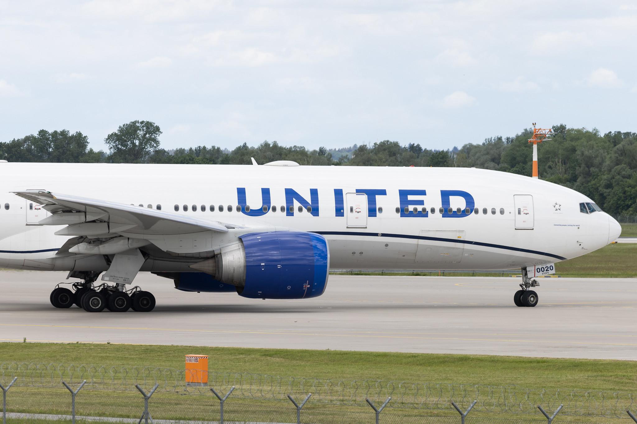 Munich Airport: United Airlines (UA / UAL) | Boeing 777-224(ER) B772 | N69020 | MSN 31687