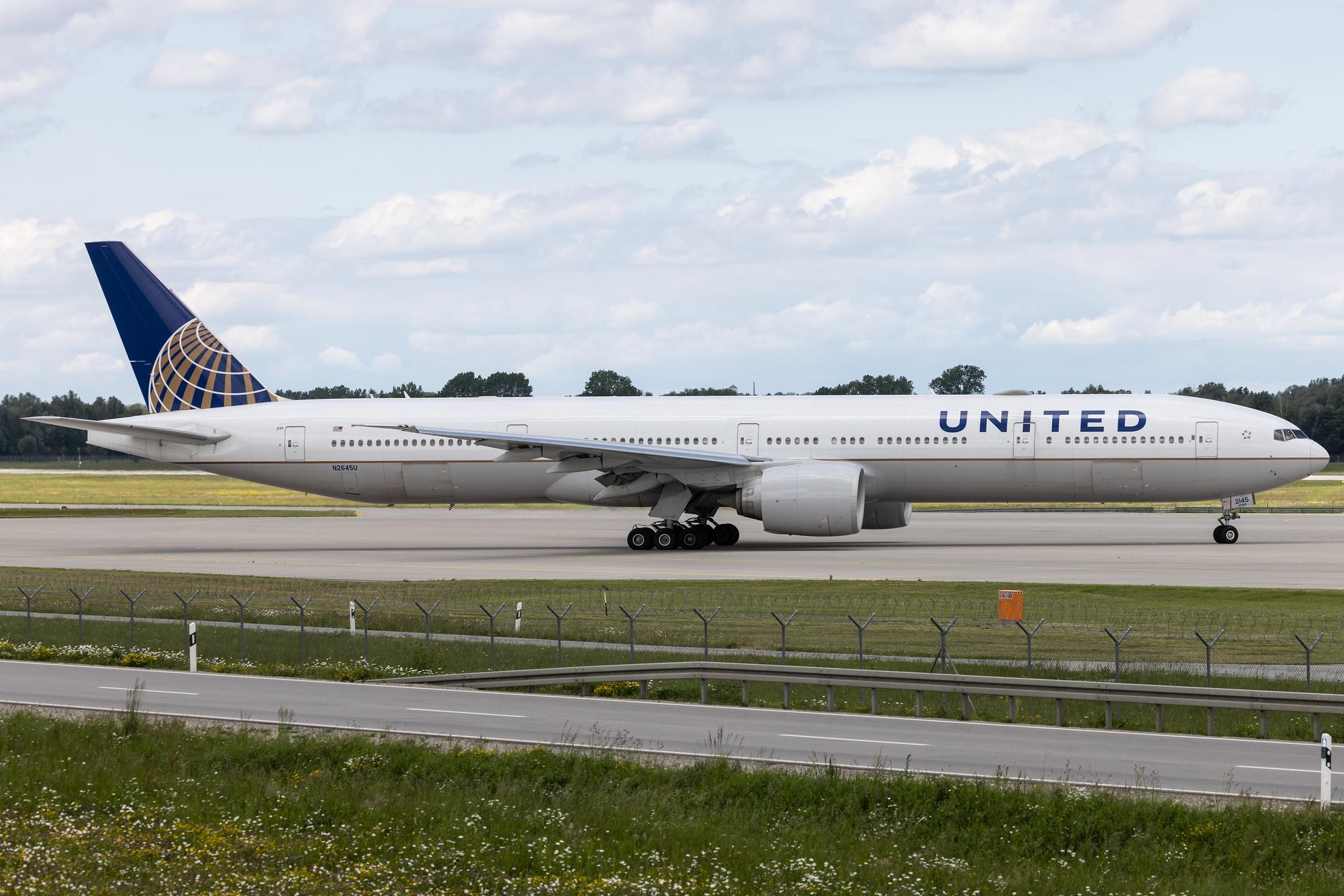 Munich Airport: United Airlines (UA / UAL) | Boeing 777-322(ER) B77W | N2645U | MSN 64989