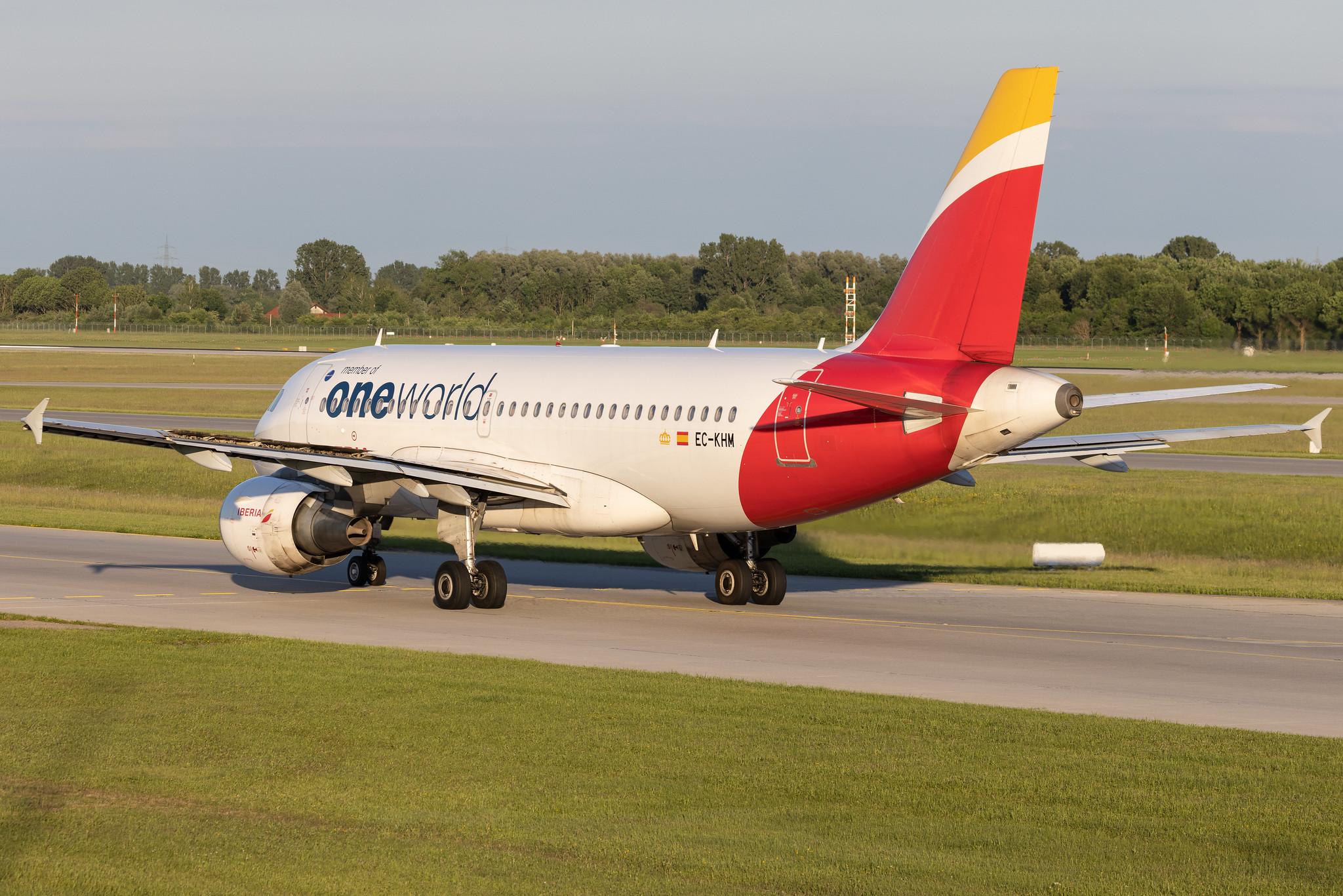 Munich Airport: Iberia (IB / IBE) | Livery: Oneworld Livery | Airbus A319-111 A319 | EC-KHM | MSN 3209