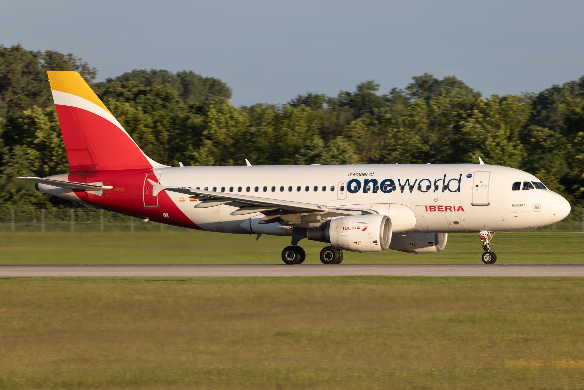 Munich Airport: Iberia (IB / IBE) | Livery: Oneworld Livery | Airbus A319-111 A319 | EC-KHM | MSN 3209