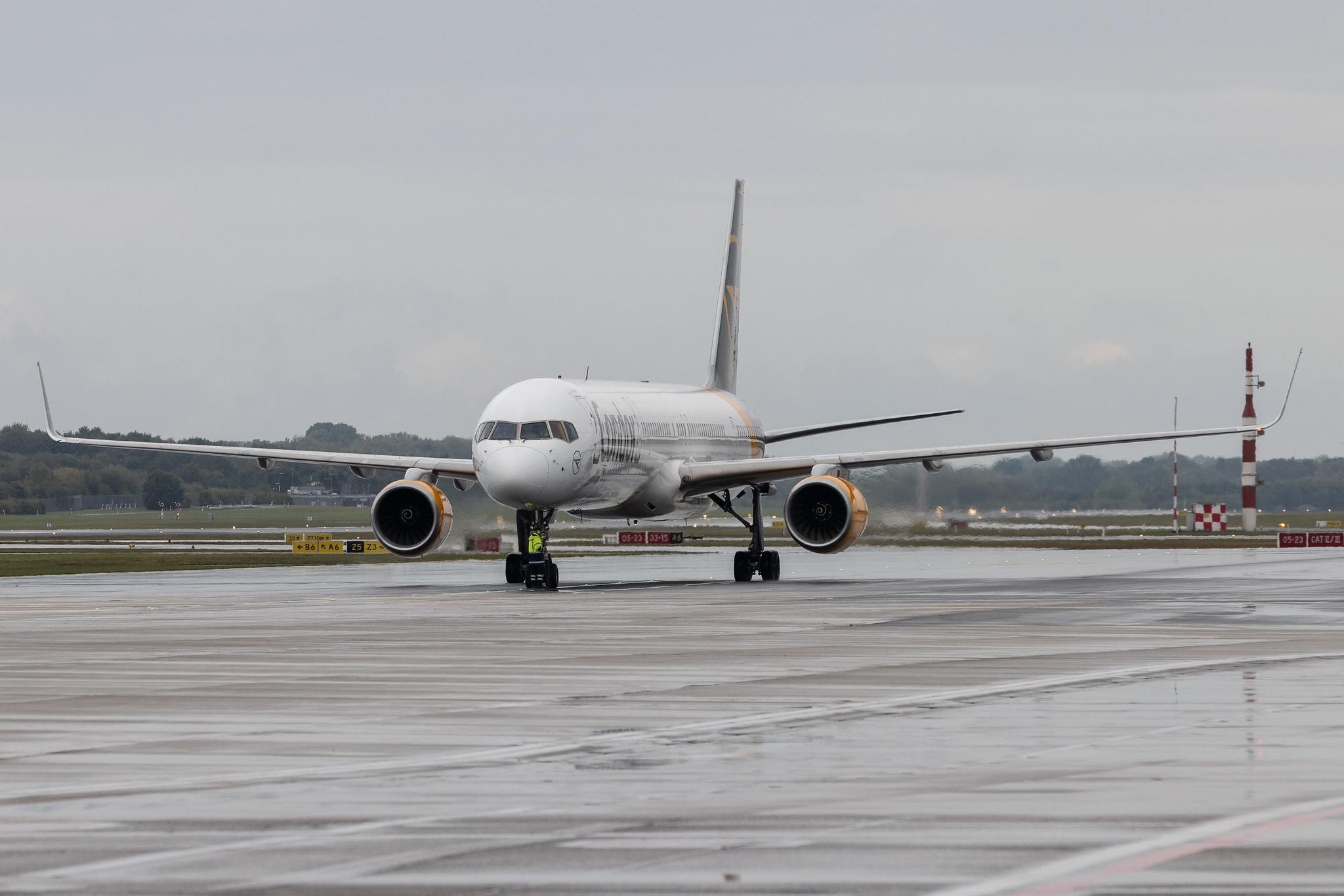 Hamburg Airport: Condor (DE / CFG) | Boeing 757-330 B753 | D-ABOK | MSN 29020