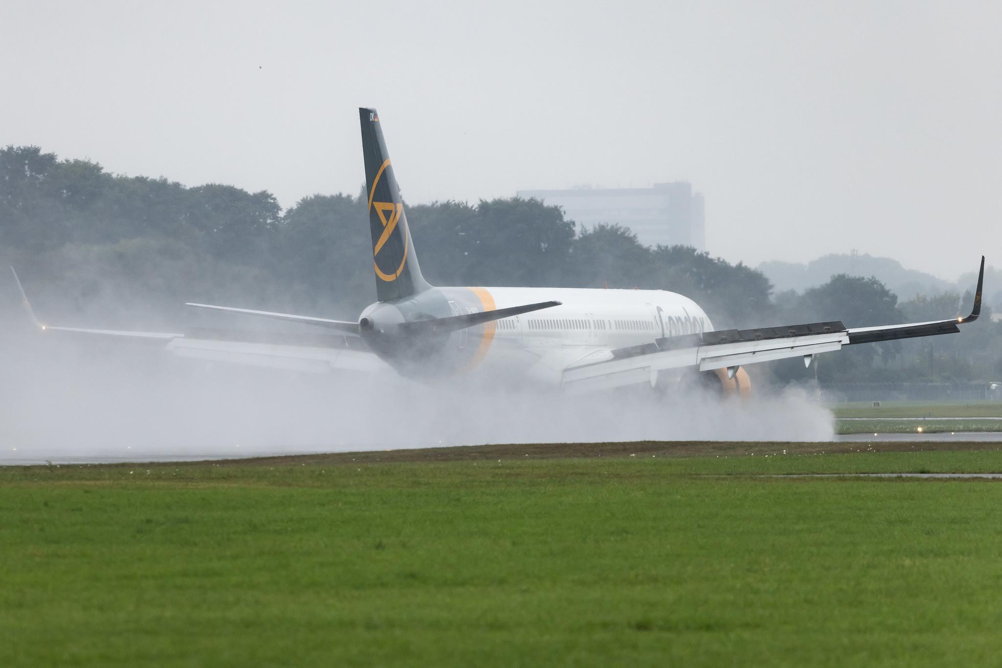 Hamburg Airport: Condor (DE / CFG) | Boeing 757-330 B753 | D-ABOK | MSN 29020