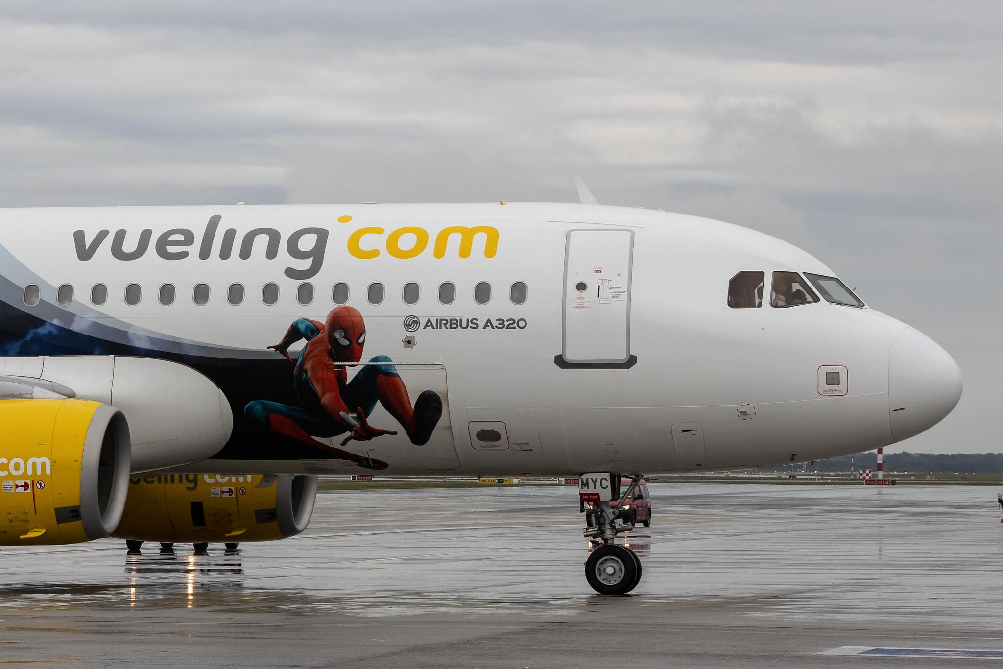 Hamburg Airport: Vueling (VY / VLG) | Livery: Disneyland Paris Livery | Airbus A320-232 A320 | EC-MYC | MSN 8238