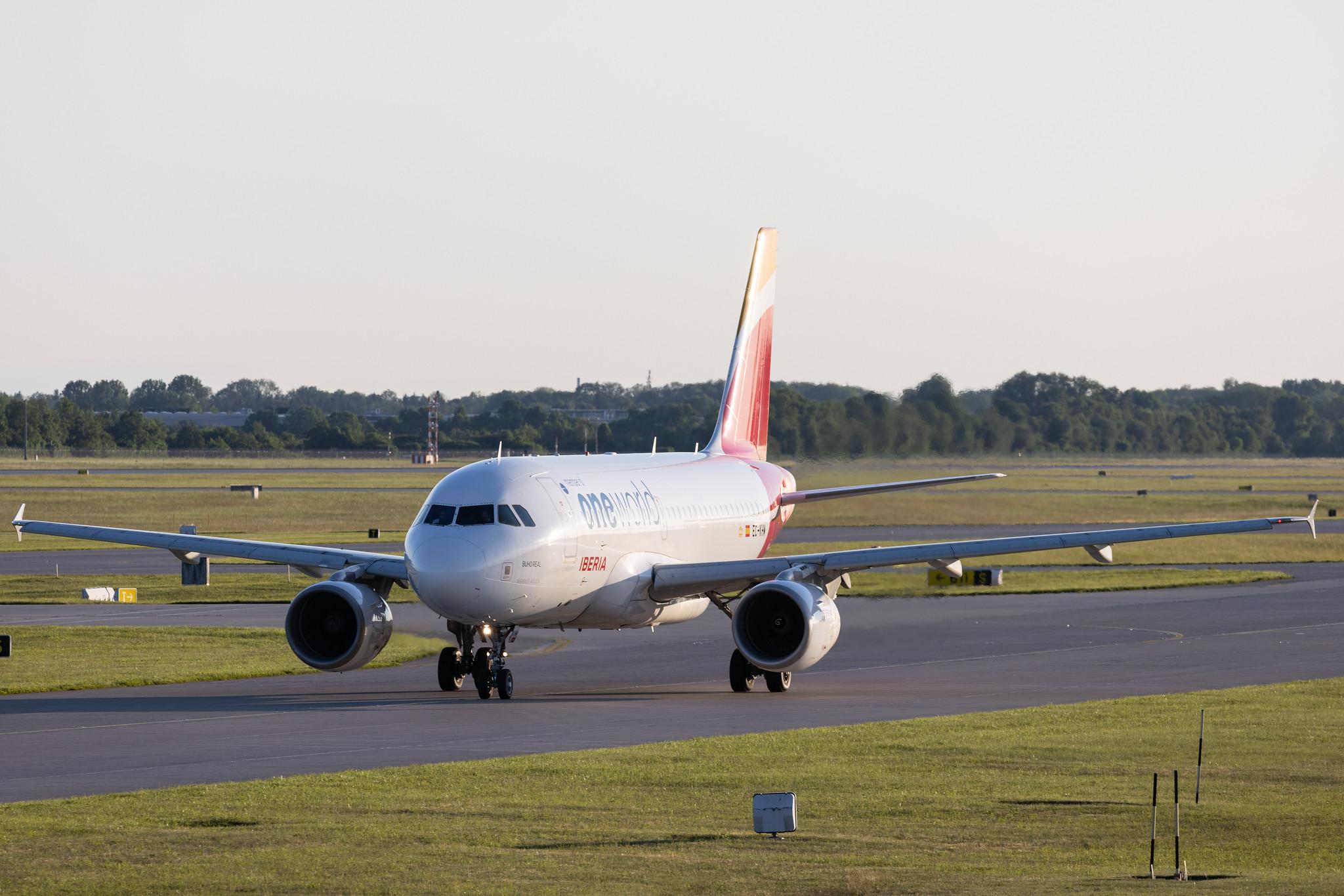 Munich Airport: Iberia (IB / IBE) | Livery: Oneworld Livery | Airbus A319-111 A319 | EC-KHM | MSN 3209