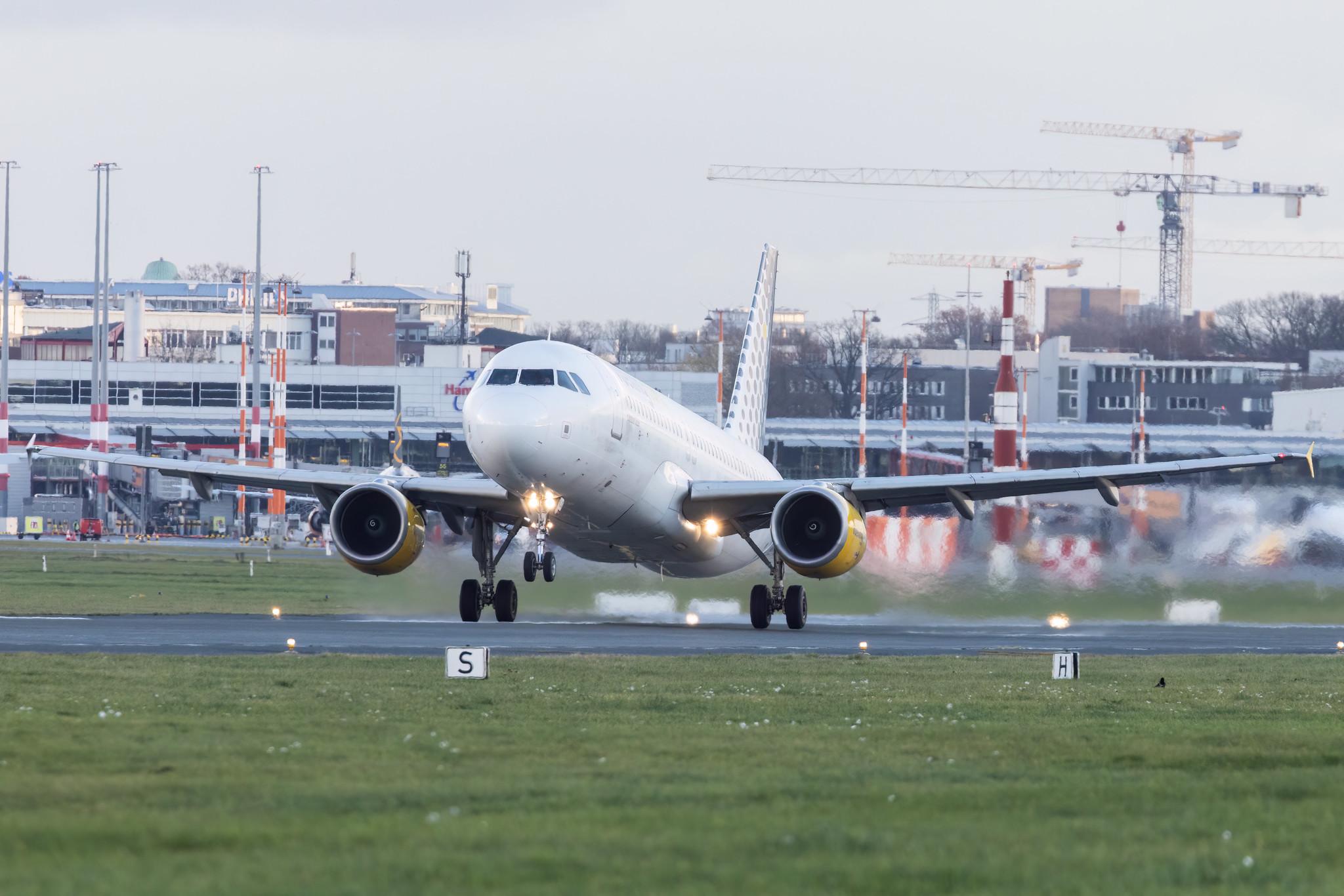 Hamburg Airport: Vueling (VY / VLG) |  Airbus A320-216 A320 | EC-KJD | MSN 3237