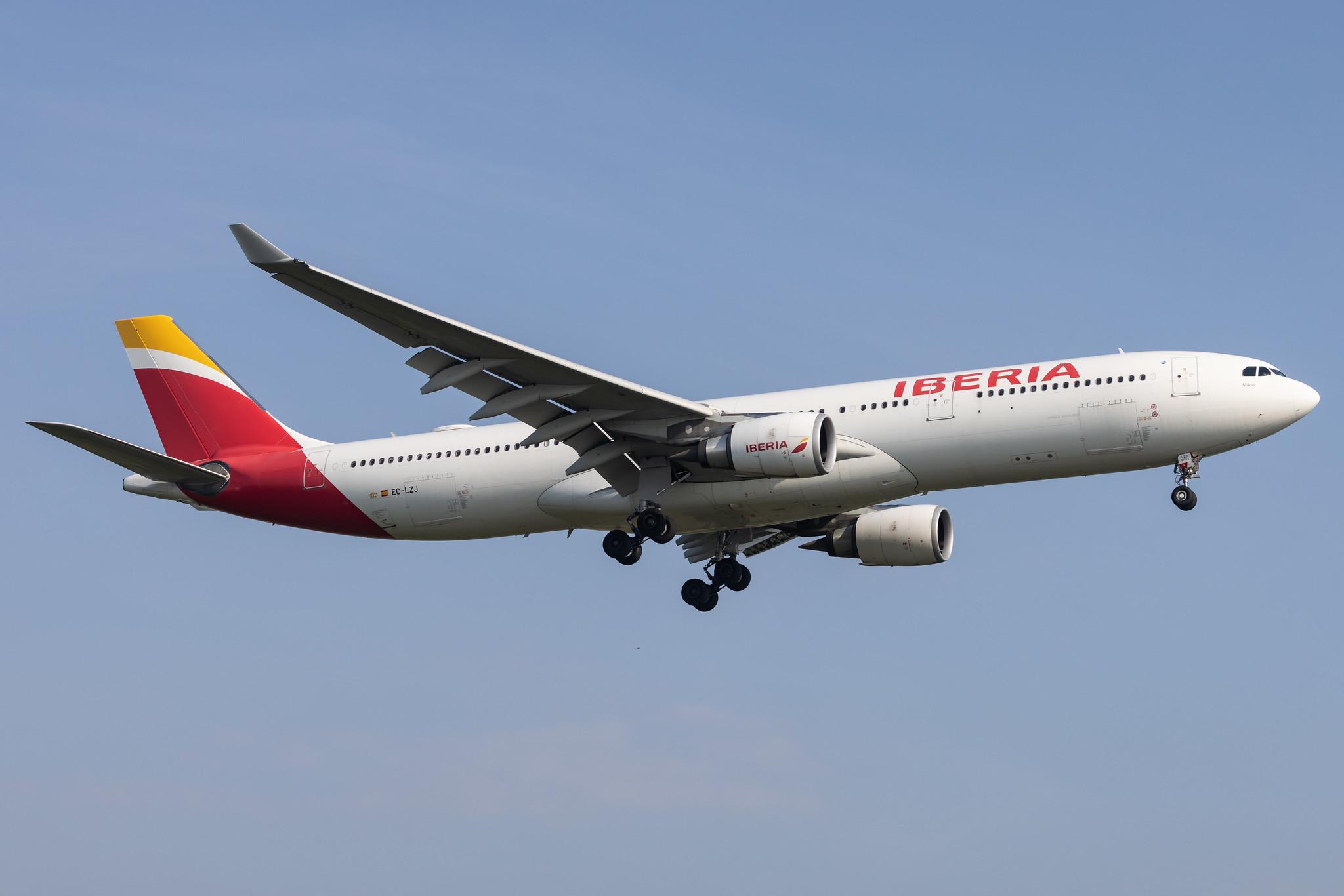 London Heathrow: Iberia (IB / IBE) |  Airbus A330-302 A333 | EC-LZJ | MSN 1490