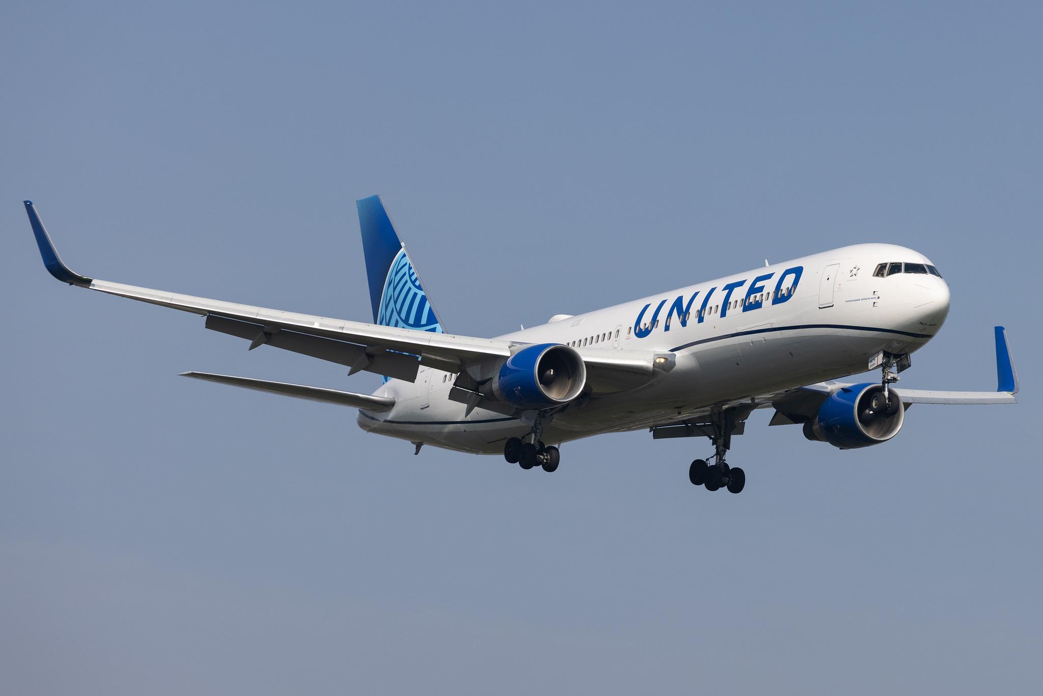 London Heathrow: United Airlines (UA / UAL) |  Boeing 767-322(ER) B763 | N675UA | MSN 29243