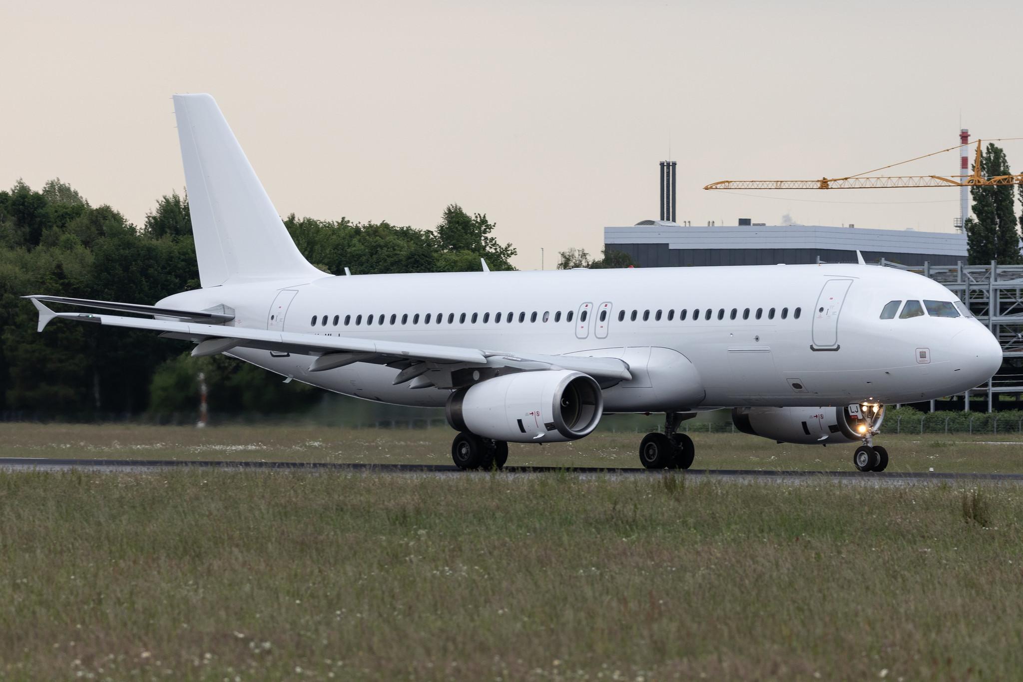 Hamburg Airport: SunExpress (XQ / SXS) | Operator: Avion Express | Airbus A320-232 A320 | LY-MLJ | MSN 03877