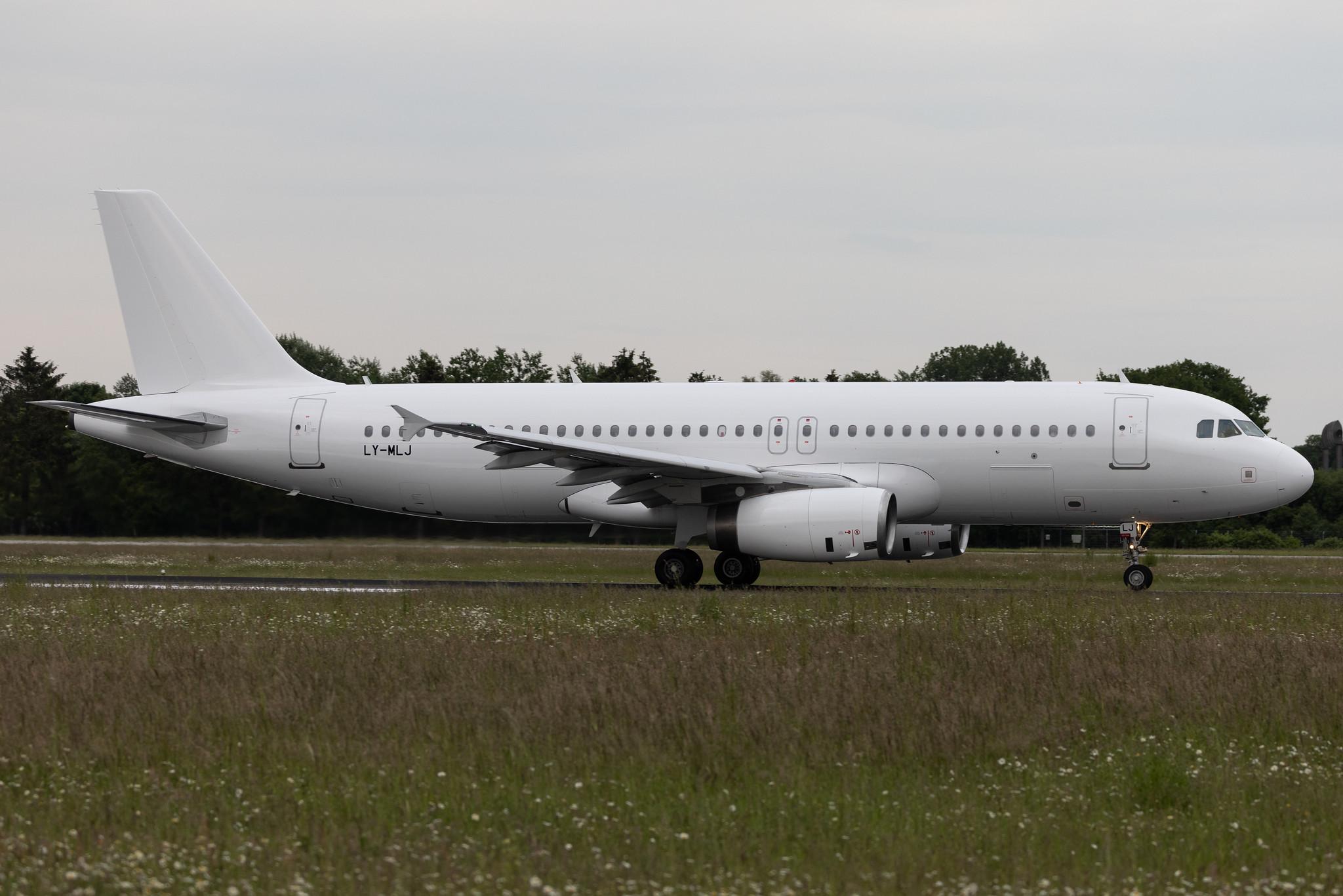 Hamburg Airport: SunExpress (XQ / SXS) | Operator: Avion Express | Airbus A320-232 A320 | LY-MLJ | MSN 03877