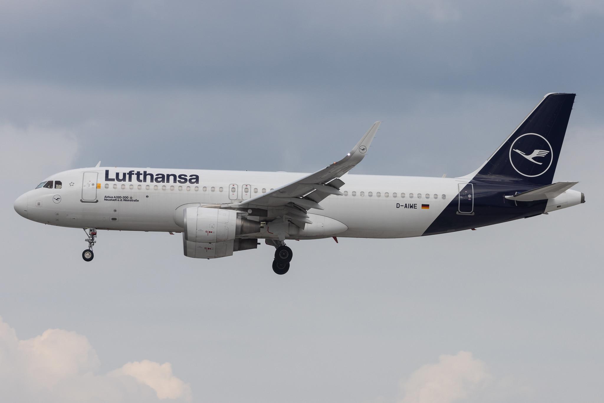Hamburg Airport: Lufthansa (LH / DLH) | Airbus A320-214 A320 | D-AIWE | MSN 8680