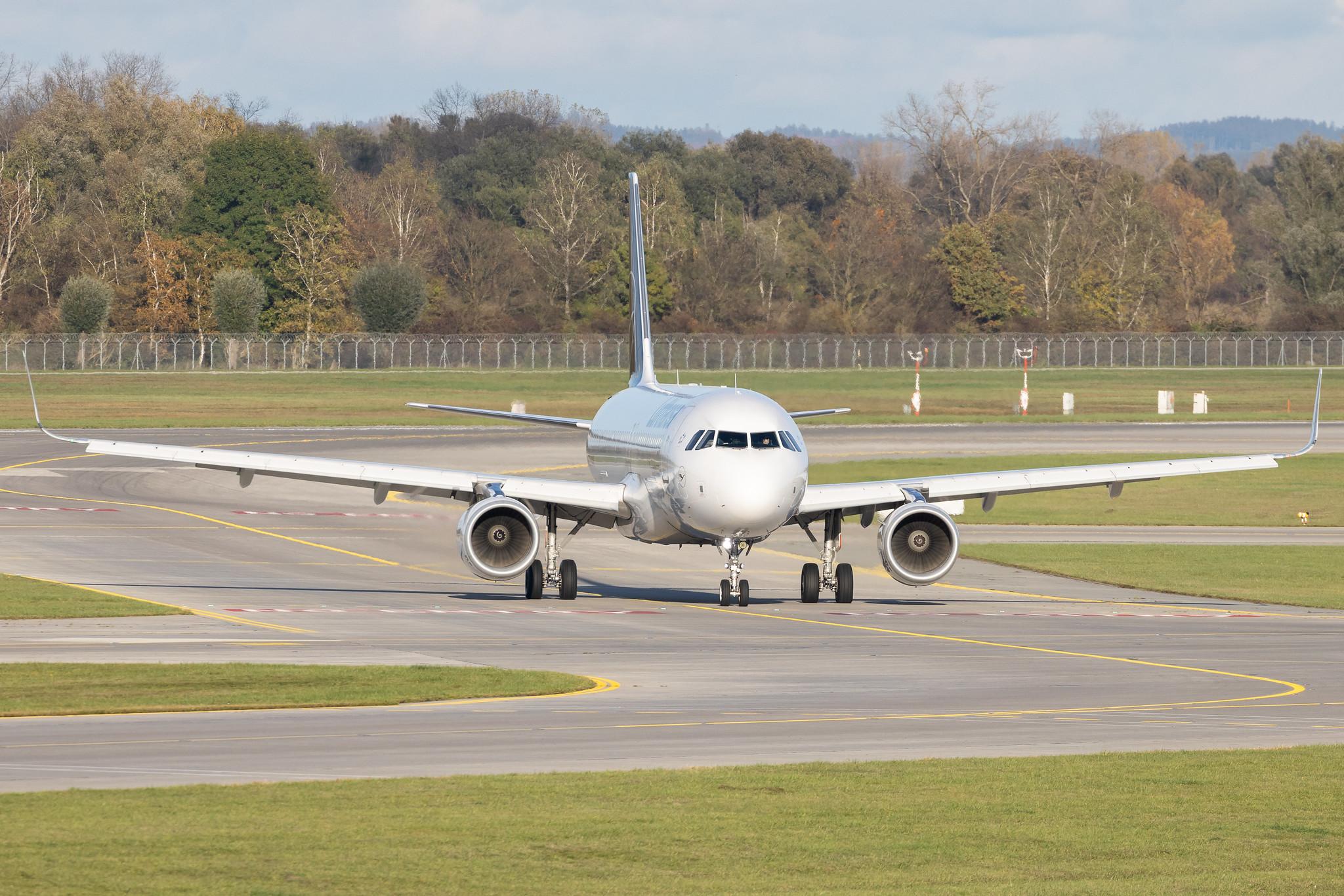 Munich Airport: Lufthansa (LH / DLH) | Airbus A320-214 A320 | D-AIWE | MSN 8680