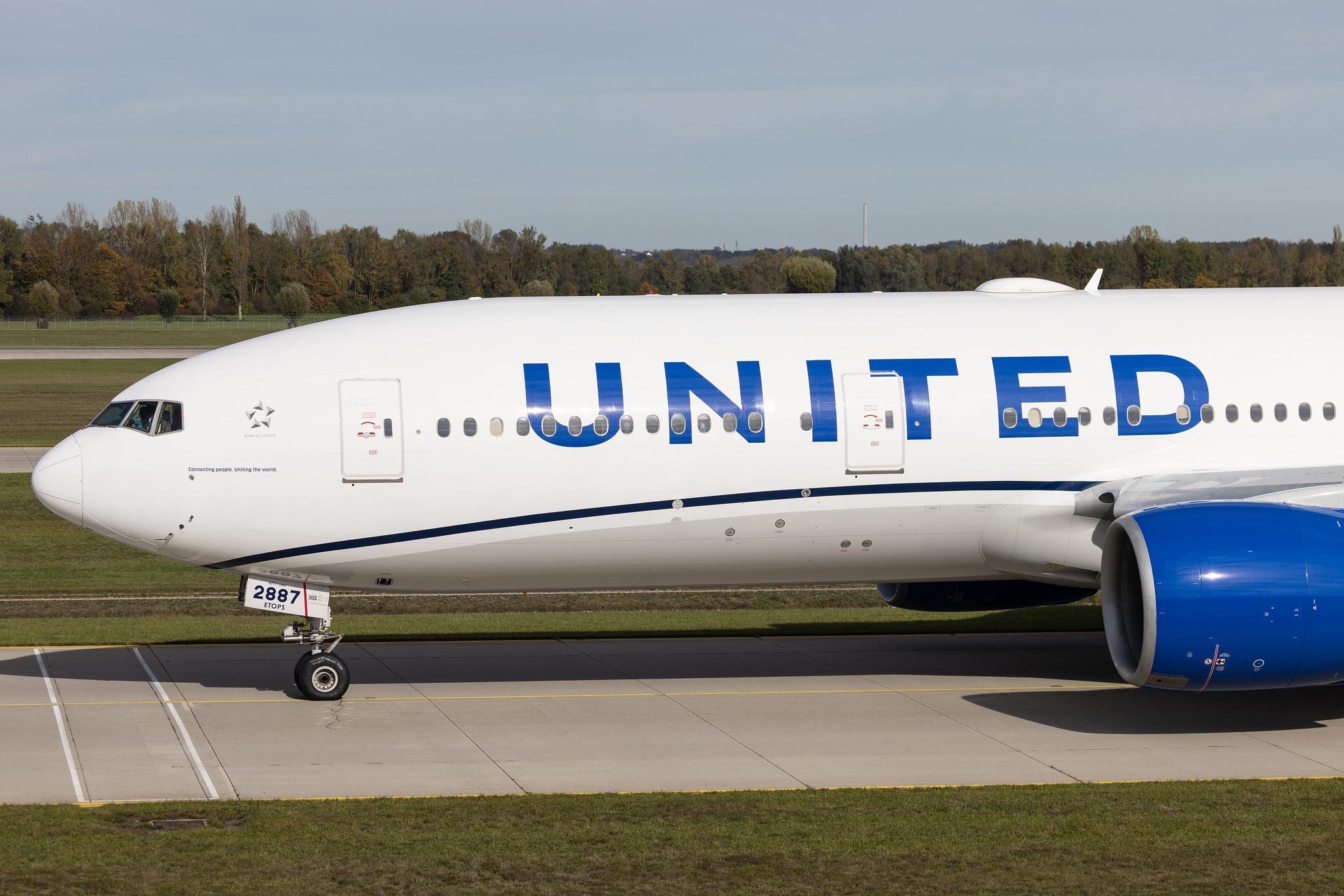 Munich Airport: United Airlines (UA / UAL) | Boeing 777-222ER B772 | N787UA | MSN 26939