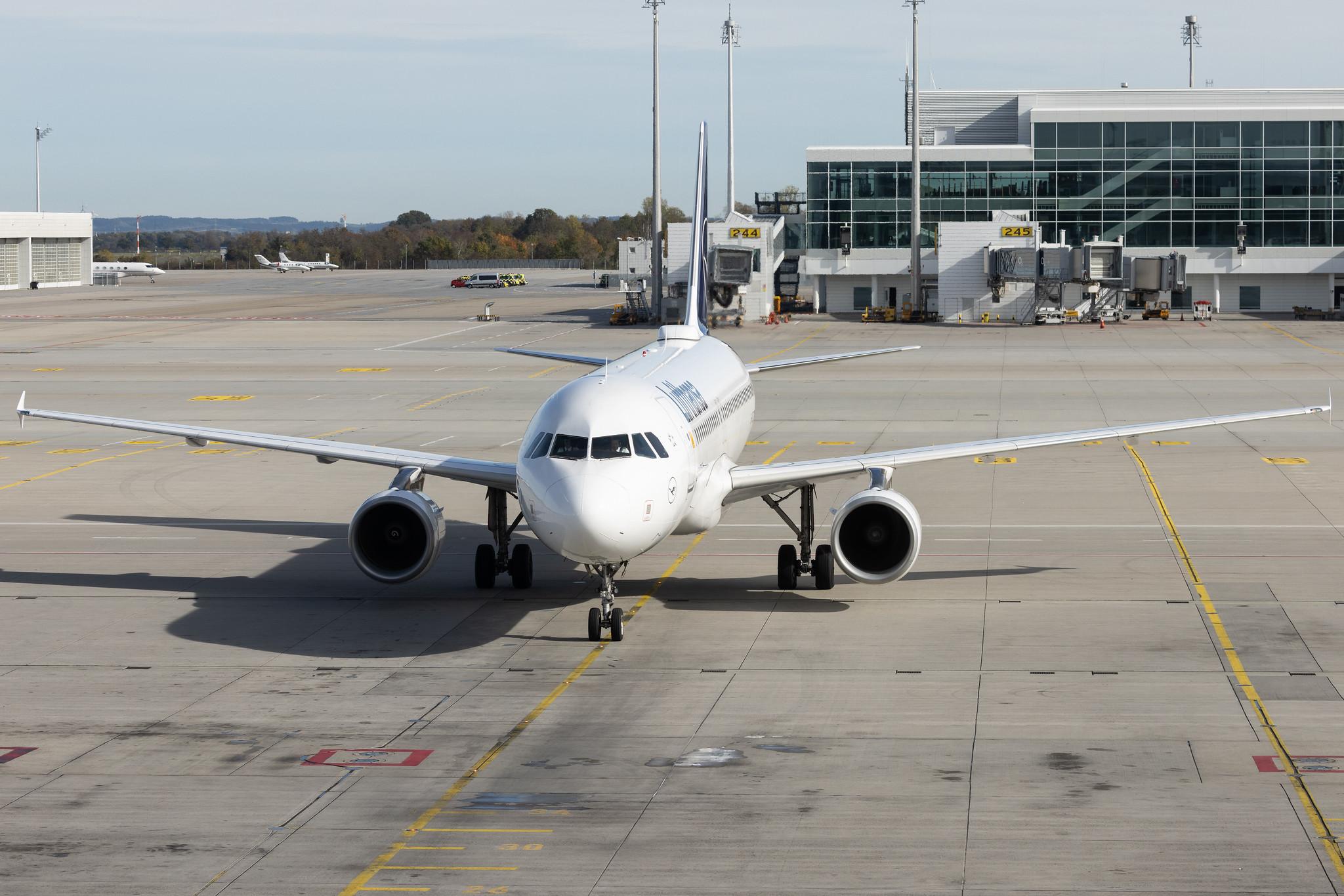 Munich Airport: Lufthansa (LH / DLH) | Airbus A320-214 A320 | D-AIZD | MSN 4191