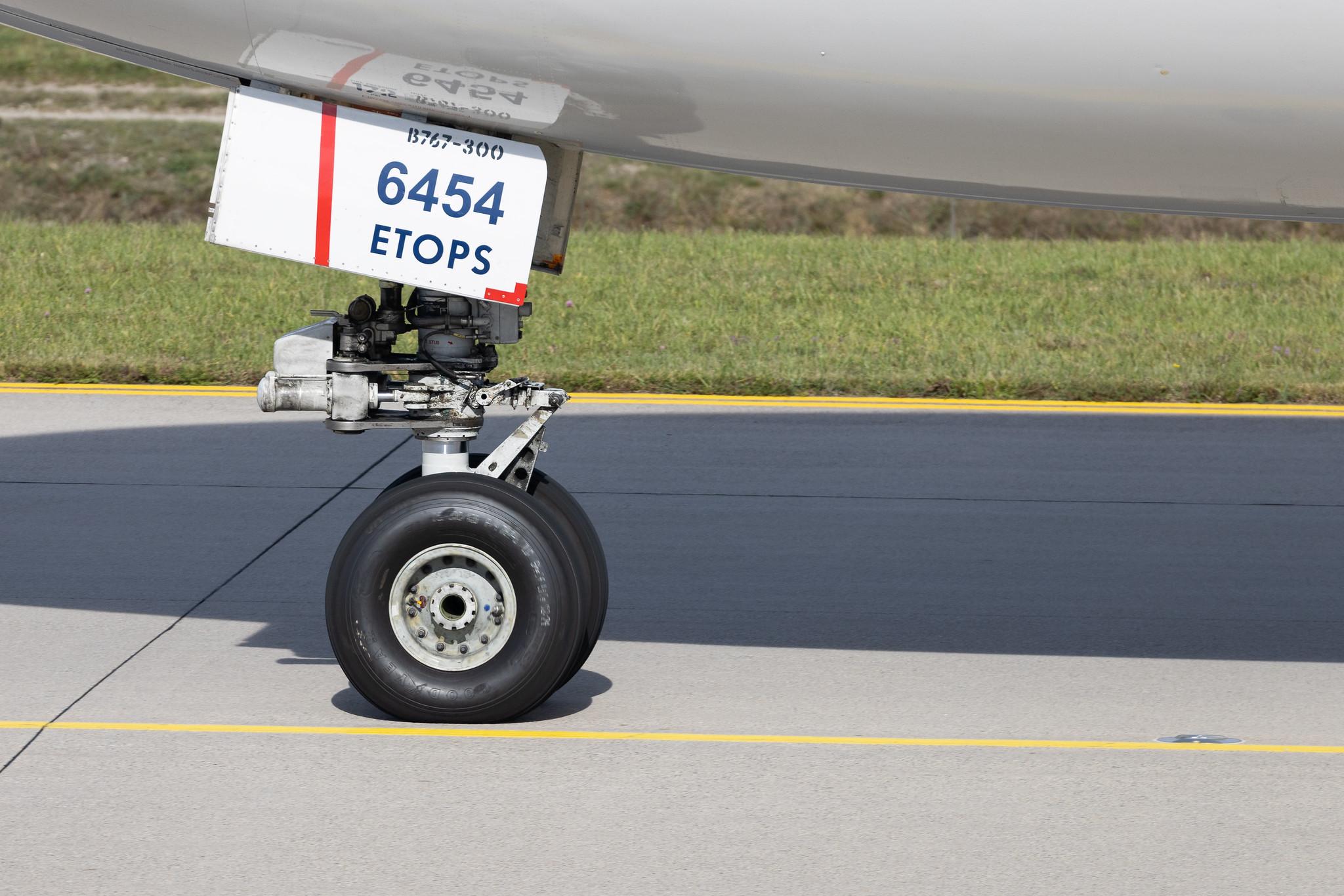 Munich Airport: United Airlines (UA / UAL) | Boeing 767-322(ER) B763 | N654UA | MSN 25392