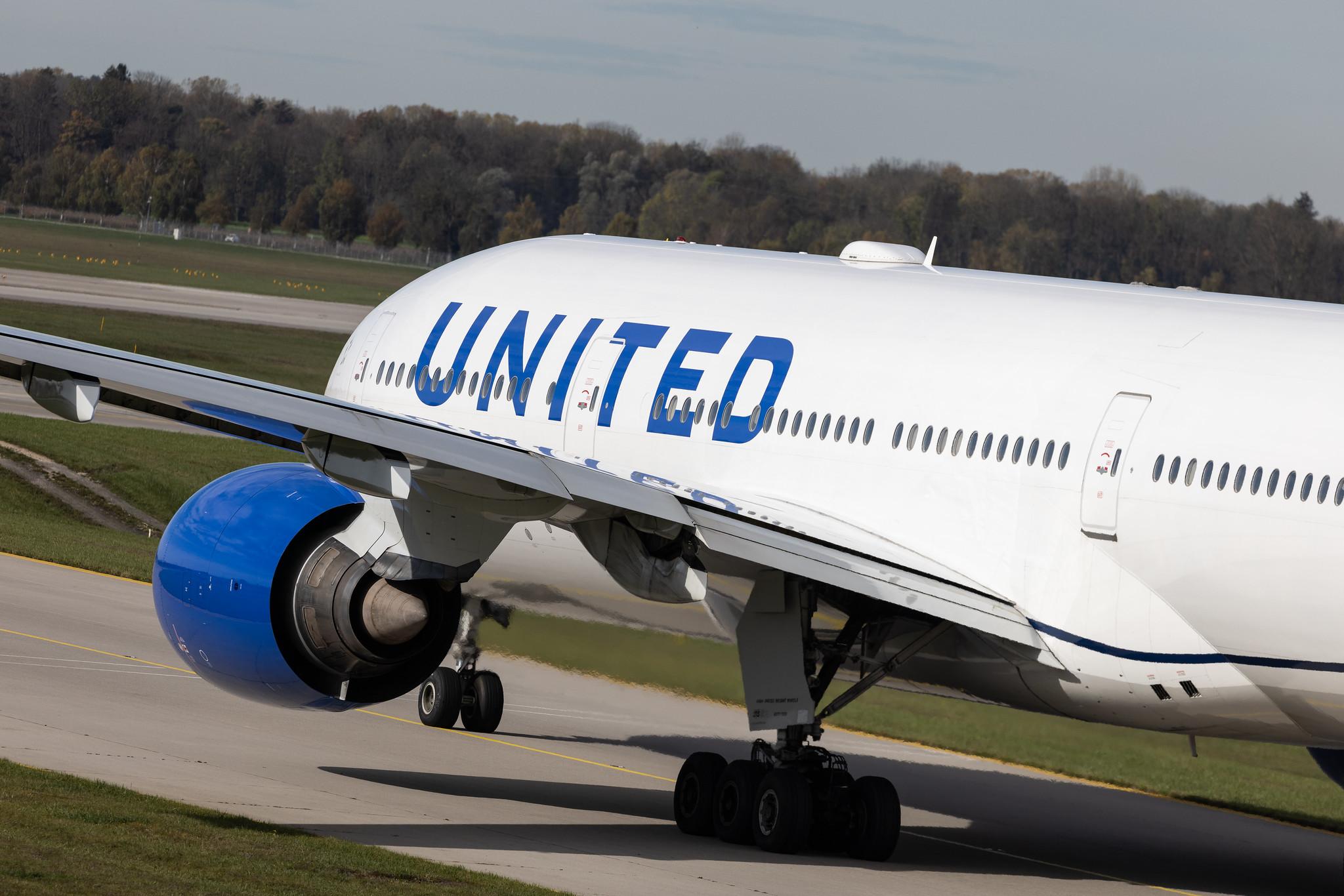 Munich Airport: United Airlines (UA / UAL) | Boeing 777-222ER B772 | N787UA | MSN 26939
