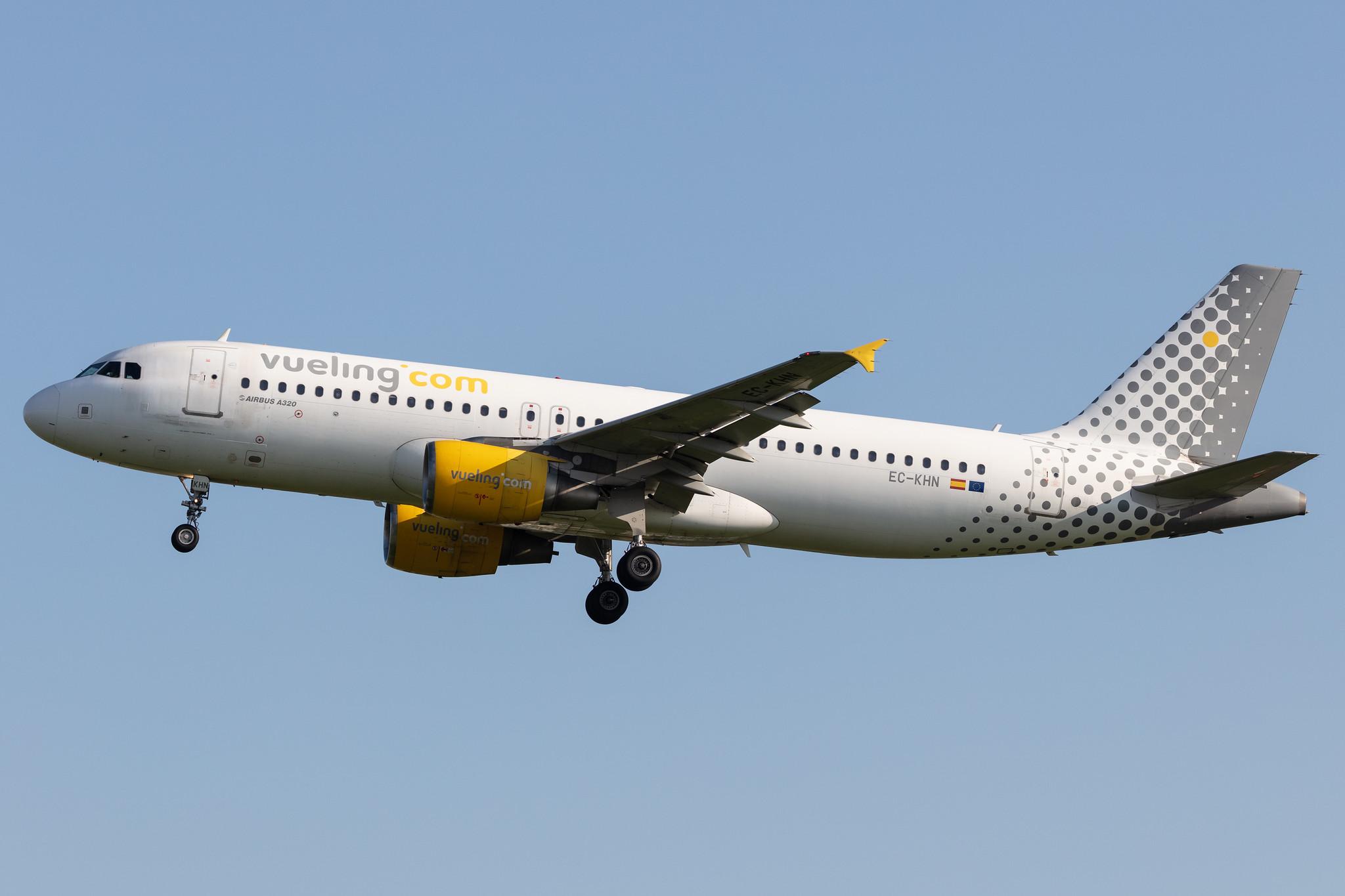 Amsterdam Schiphol: Vueling (VY / VLG) |  Airbus A320-216 A320 | EC-KHN | MSN 3203