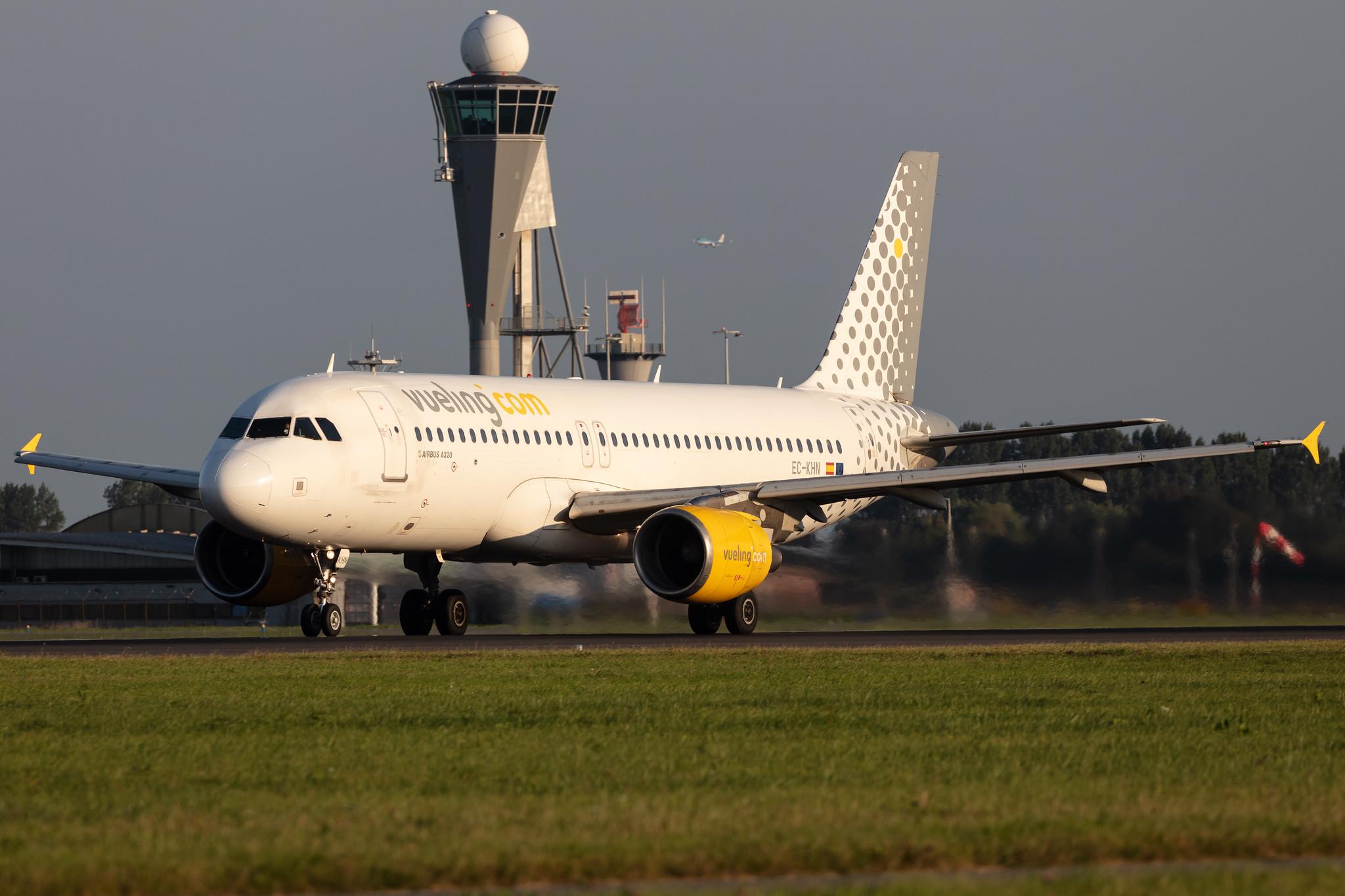 Amsterdam Schiphol: Vueling (VY / VLG) |  Airbus A320-216 A320 | EC-KHN | MSN 3203