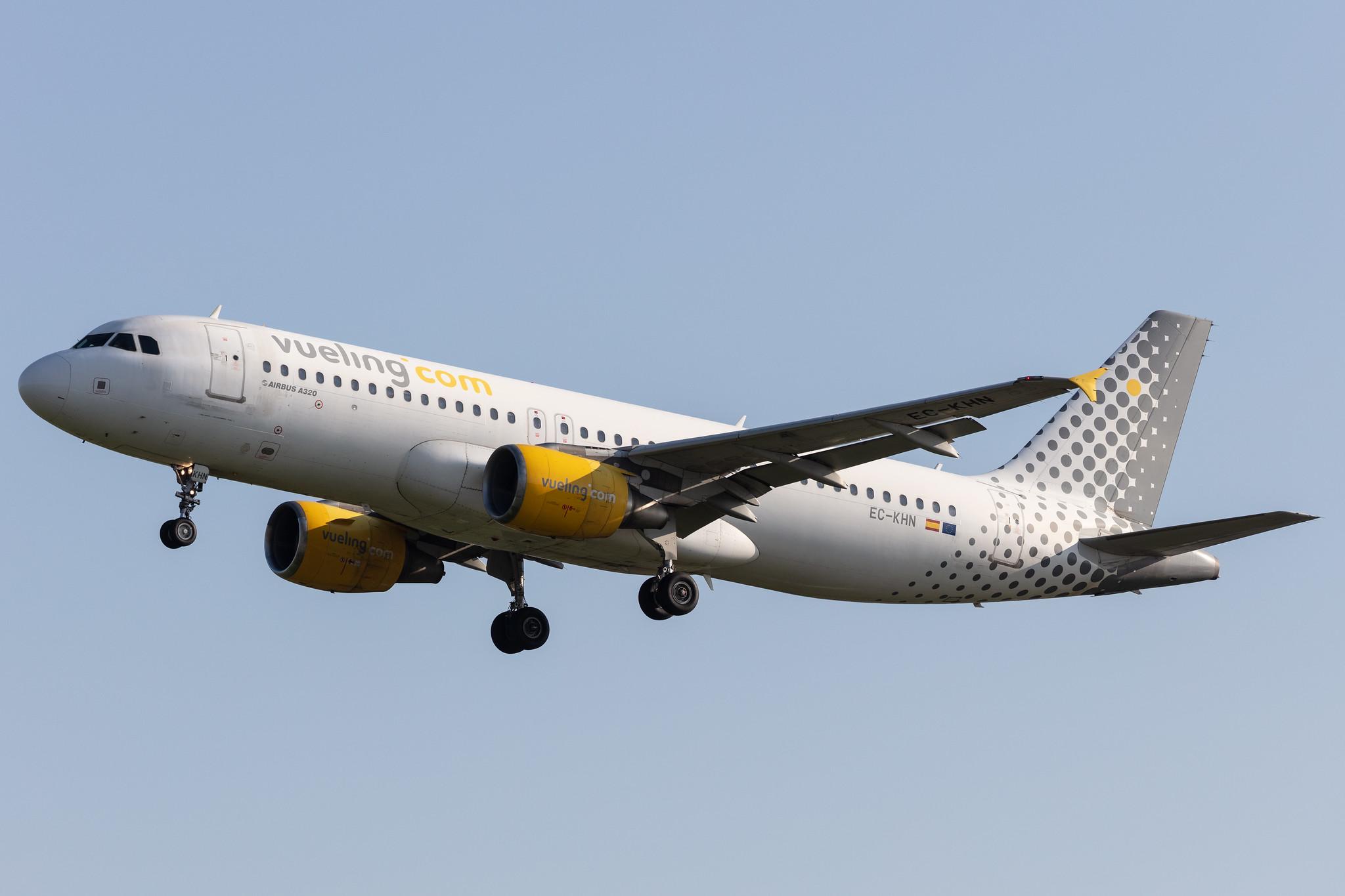 Amsterdam Schiphol: Vueling (VY / VLG) |  Airbus A320-216 A320 | EC-KHN | MSN 3203