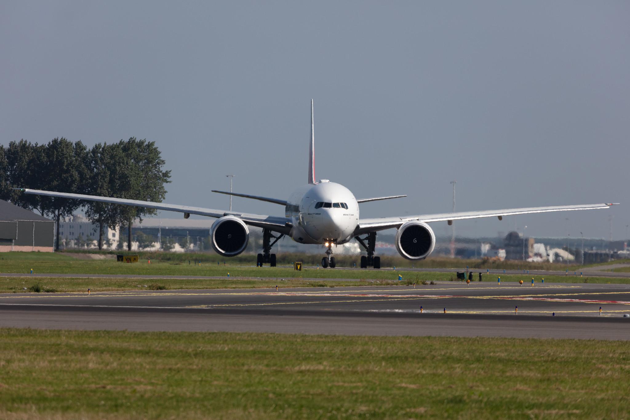 Amsterdam Schiphol: Emirates (EK / UAE) |  Boeing 777-31H(ER) B77W | A6-EGY | MSN 41080