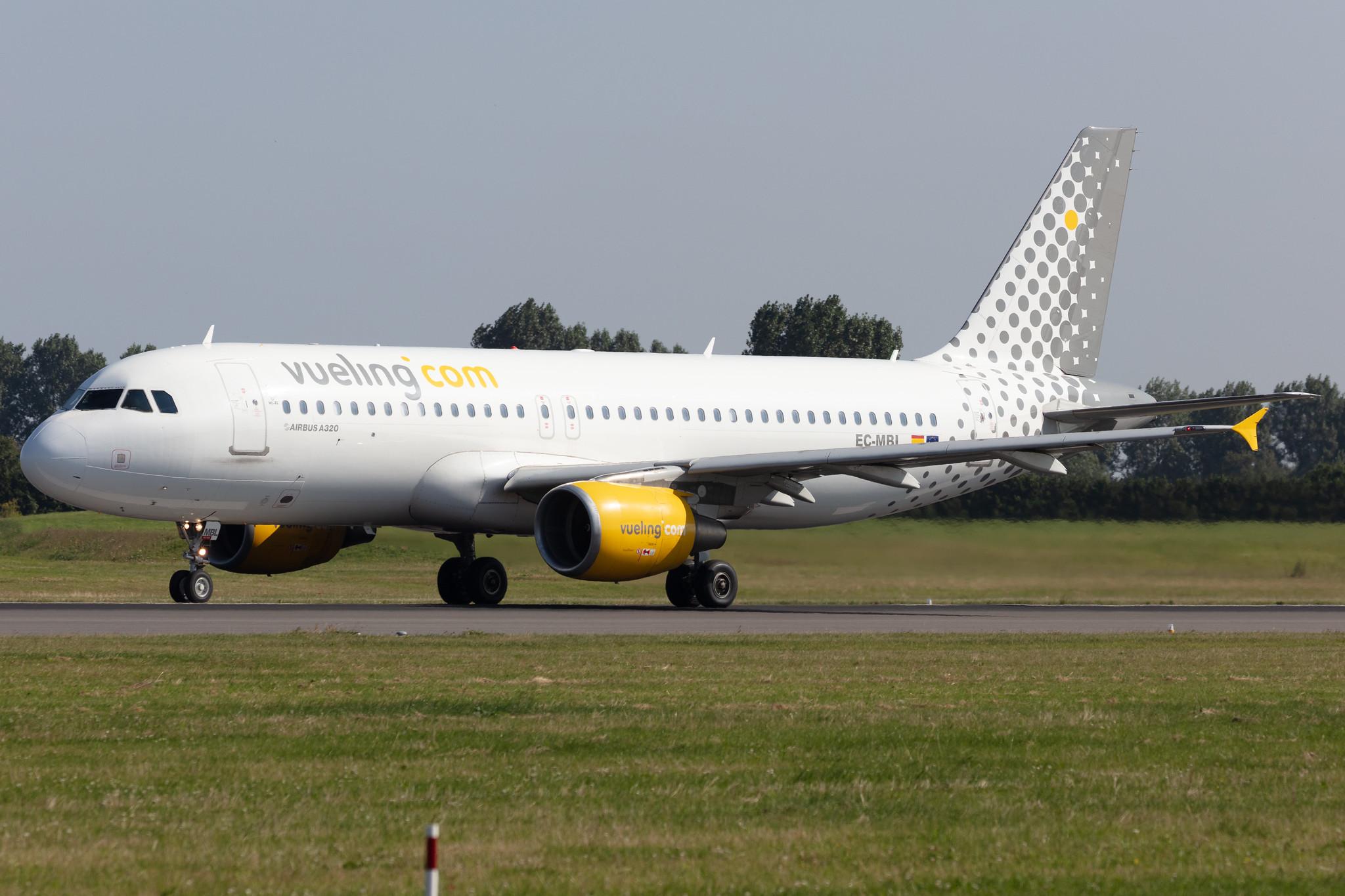 Amsterdam Schiphol: Vueling (VY / VLG) |  Airbus A320-214 A320 | EC-MBL | MSN 3833