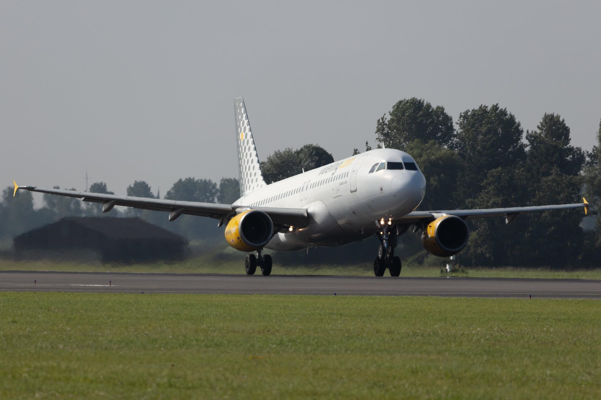 Amsterdam Schiphol: Vueling (VY / VLG) |  Airbus A320-216 A320 | EC-KLT | MSN 3376