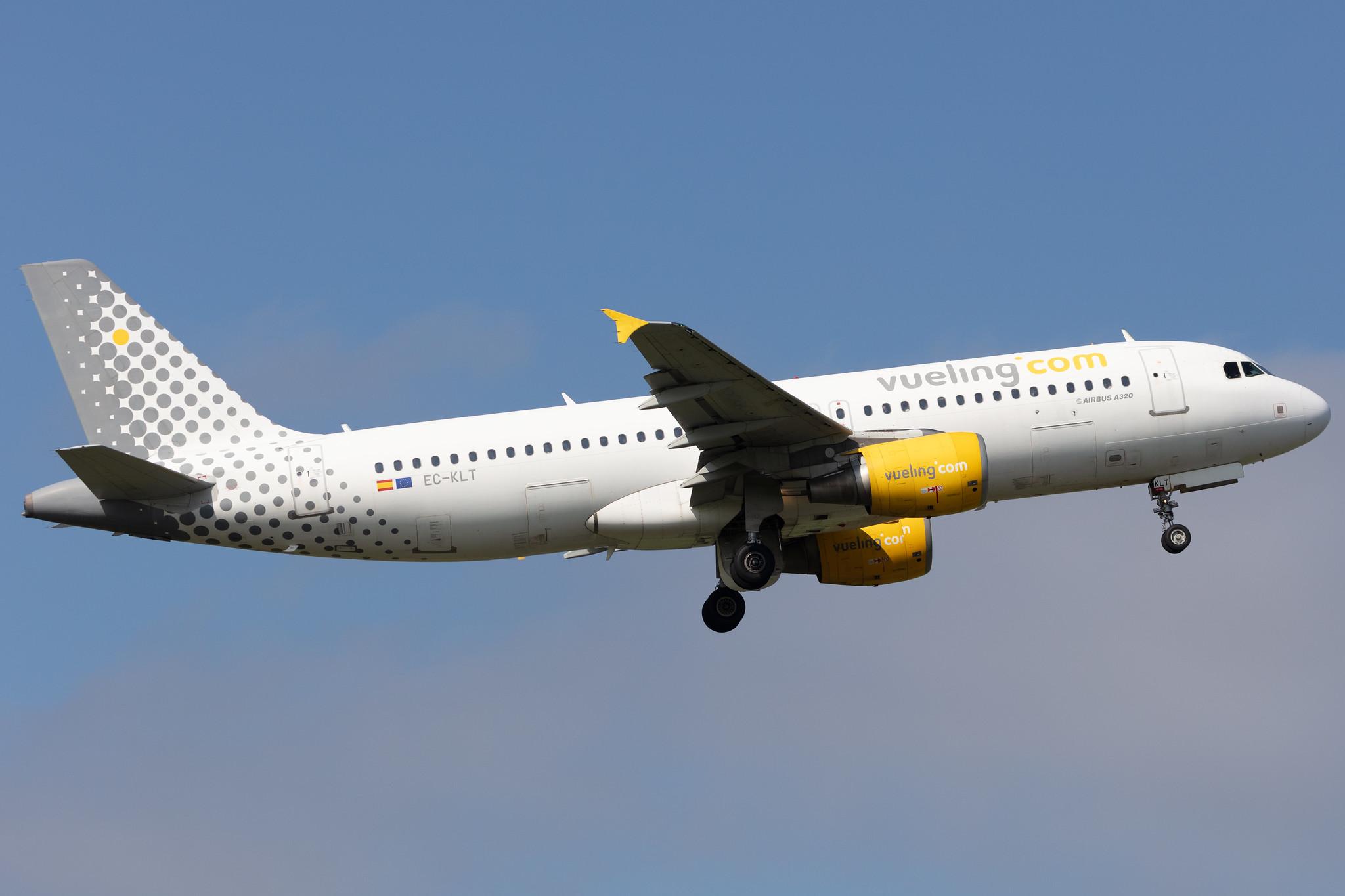 Amsterdam Schiphol: Vueling (VY / VLG) |  Airbus A320-216 A320 | EC-KLT | MSN 3376