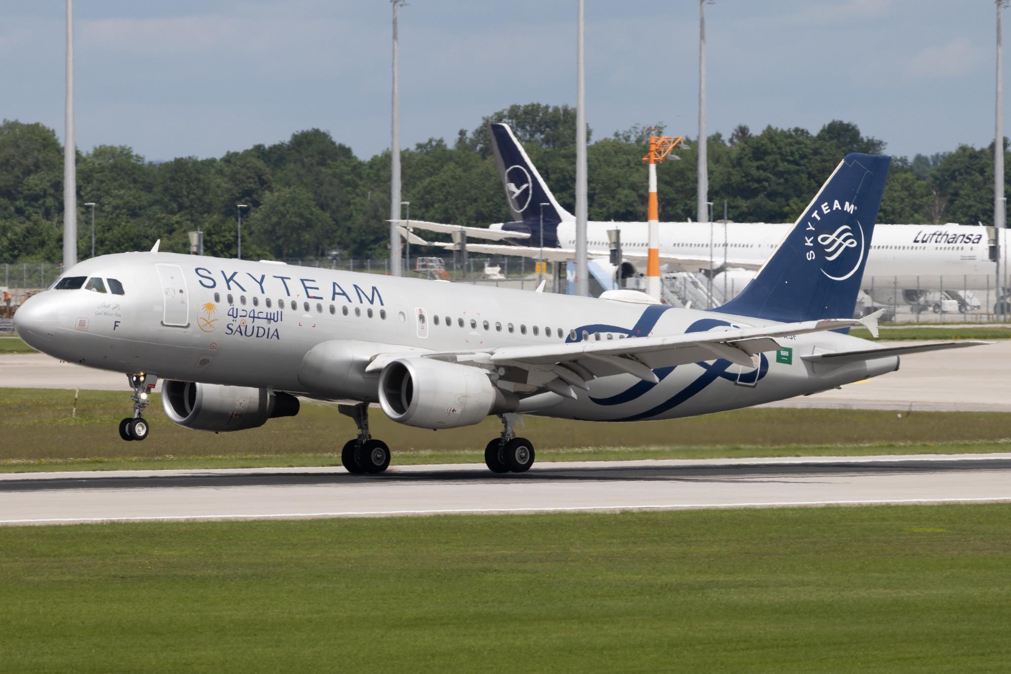 Munich Airport: Saudia (SV / SVA) | Livery: SkyTeam Livery | Airbus A320-214 A320 | HZ-ASF | MSN 4955