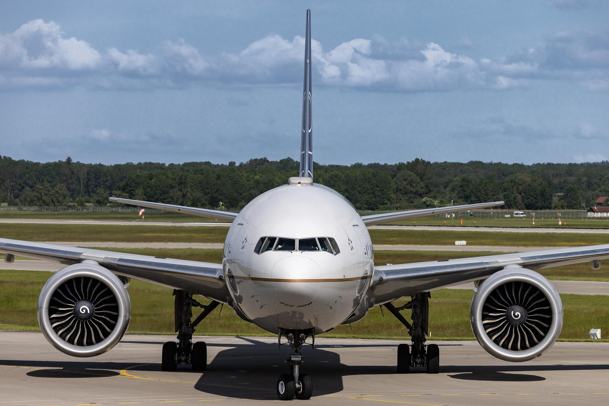 Munich Airport: United Airlines (UA / UAL) | Boeing 777-300(ER) B77W | N2748U | MSN 64994