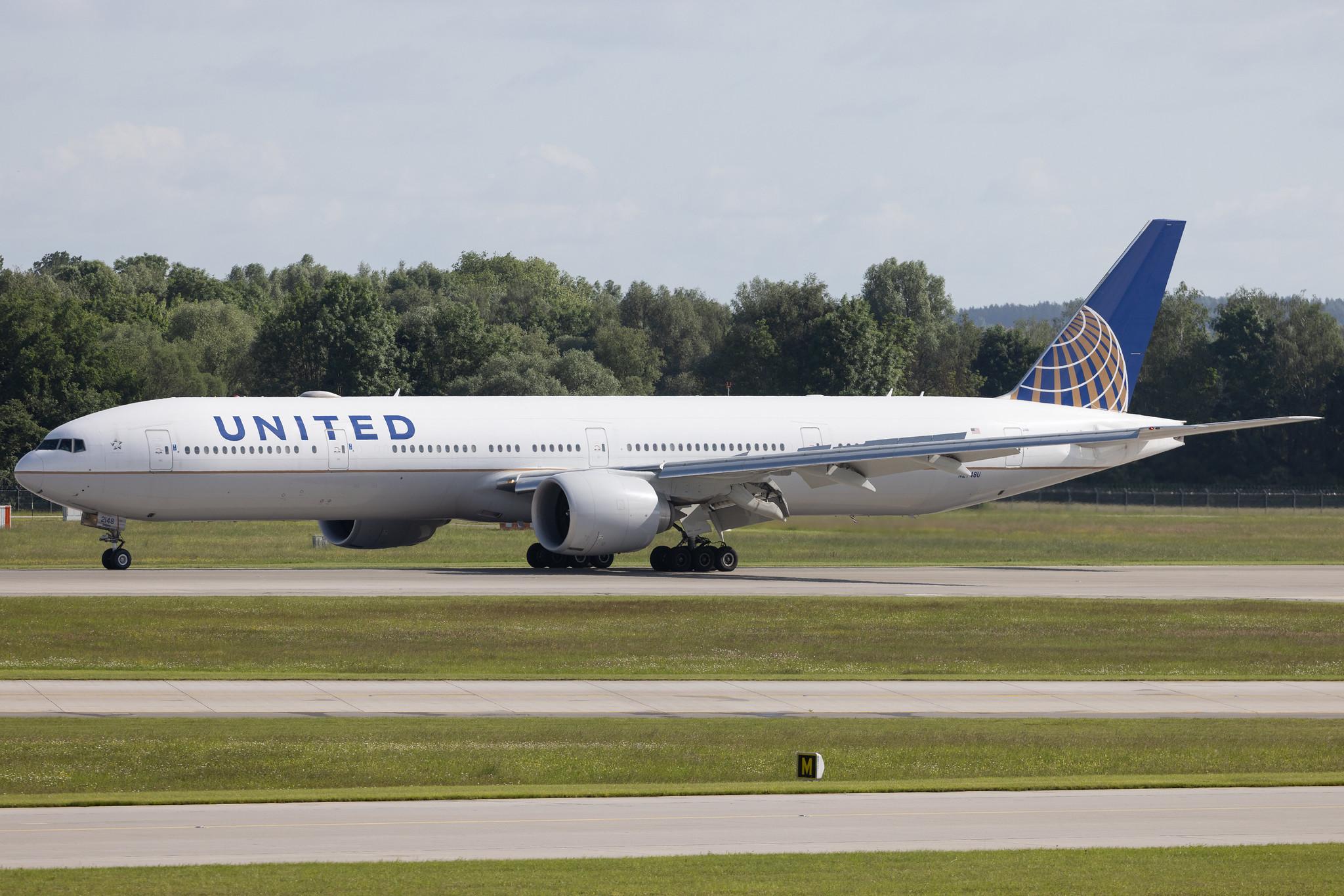 Munich Airport: United Airlines (UA / UAL) | Boeing 777-300(ER) B77W | N2748U | MSN 64994