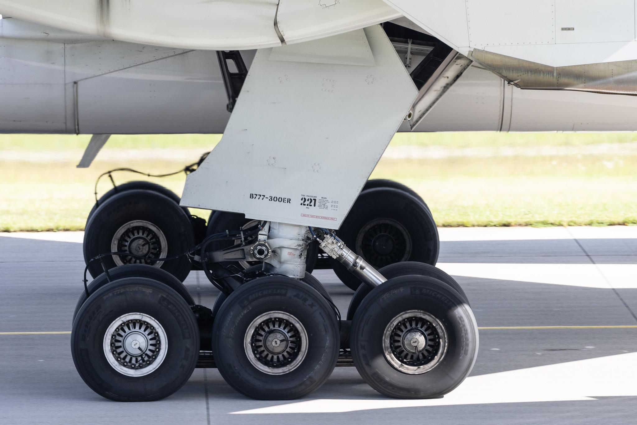 Munich Airport: United Airlines (UA / UAL) | Boeing 777-300(ER) B77W | N2748U | MSN 64994