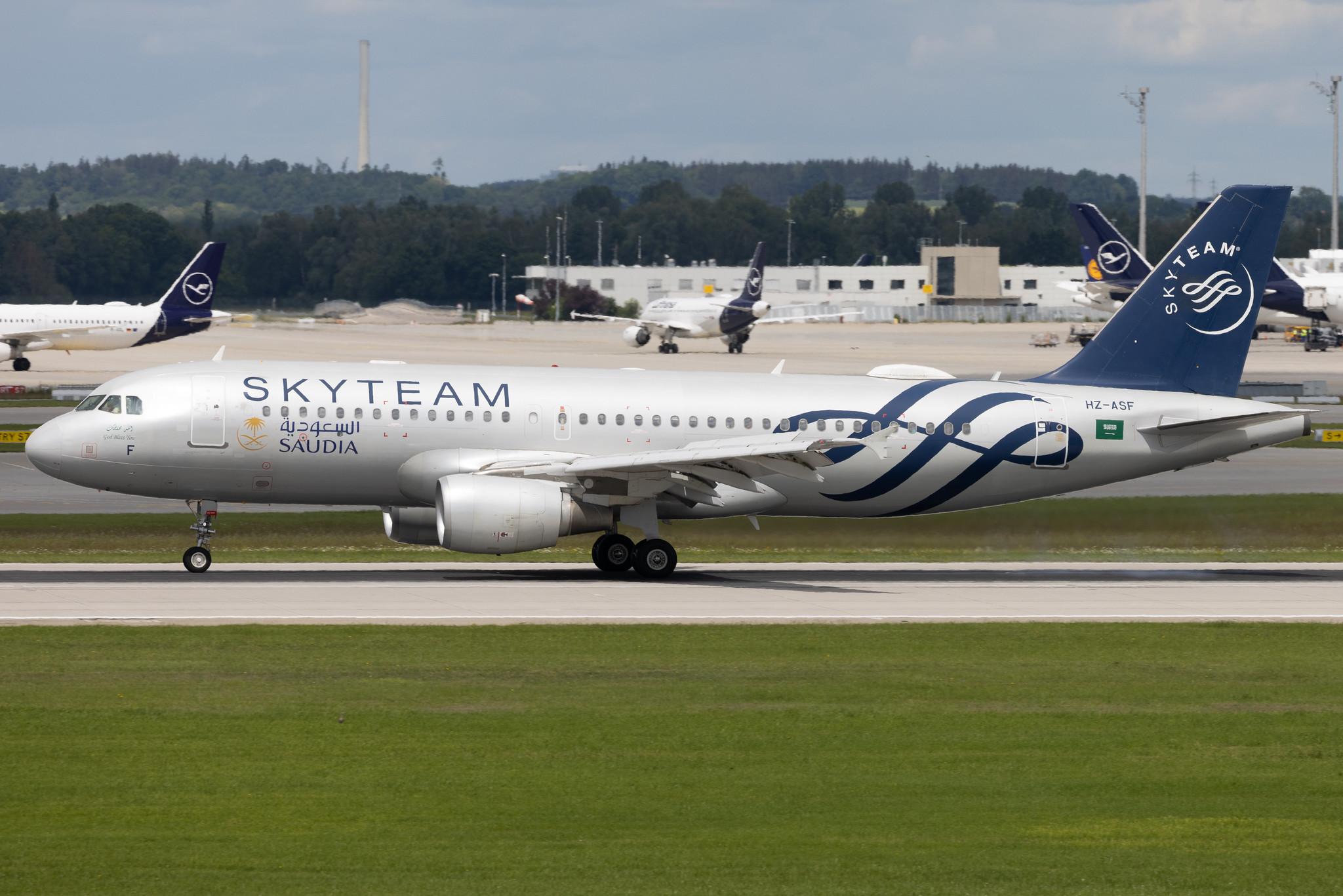 Munich Airport: Saudia (SV / SVA) | Livery: SkyTeam Livery | Airbus A320-214 A320 | HZ-ASF | MSN 4955