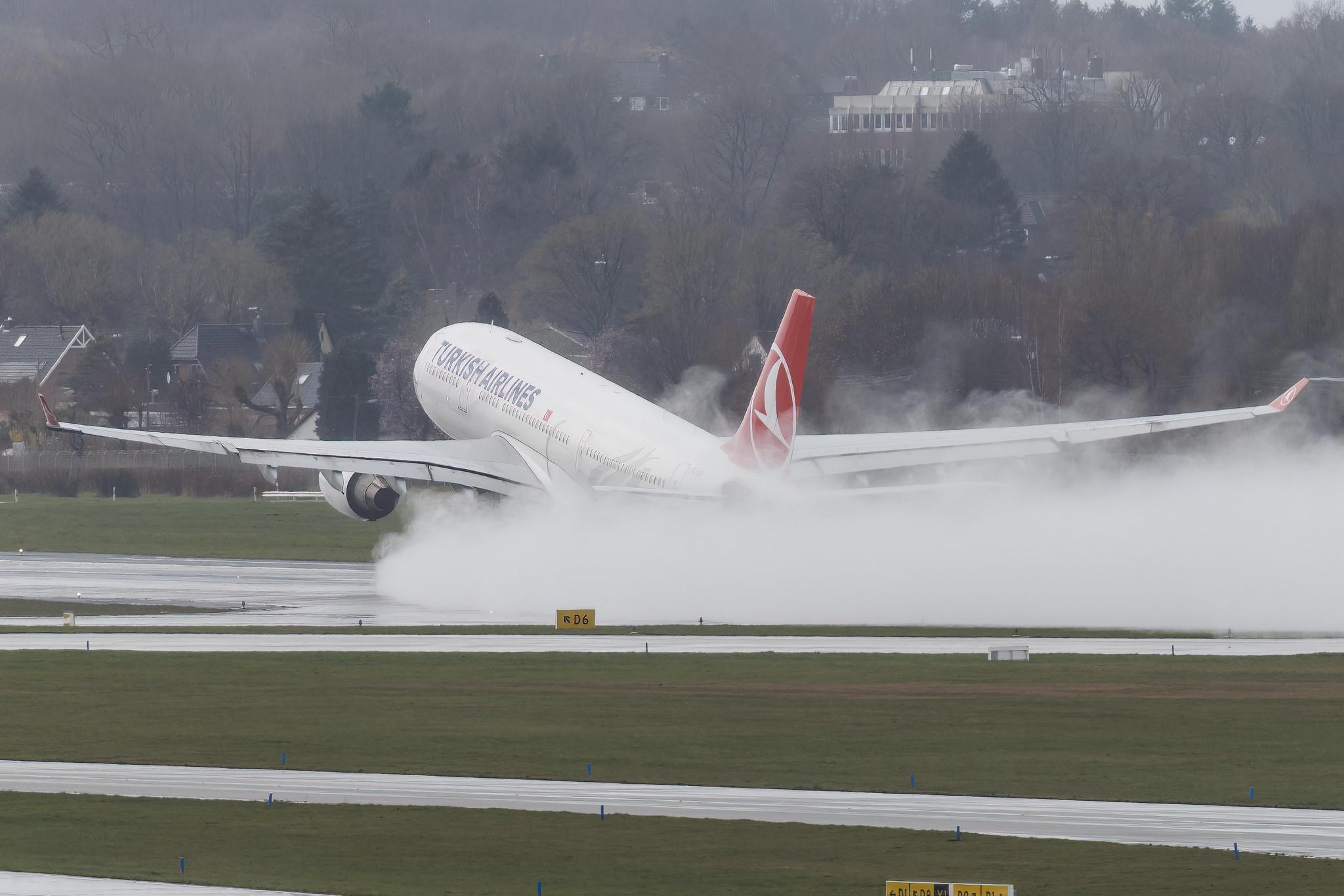 Hamburg Airport: Turkish Airlines (TK / THY) | Airbus A330-223 A332 | TC-JIP | MSN 0876