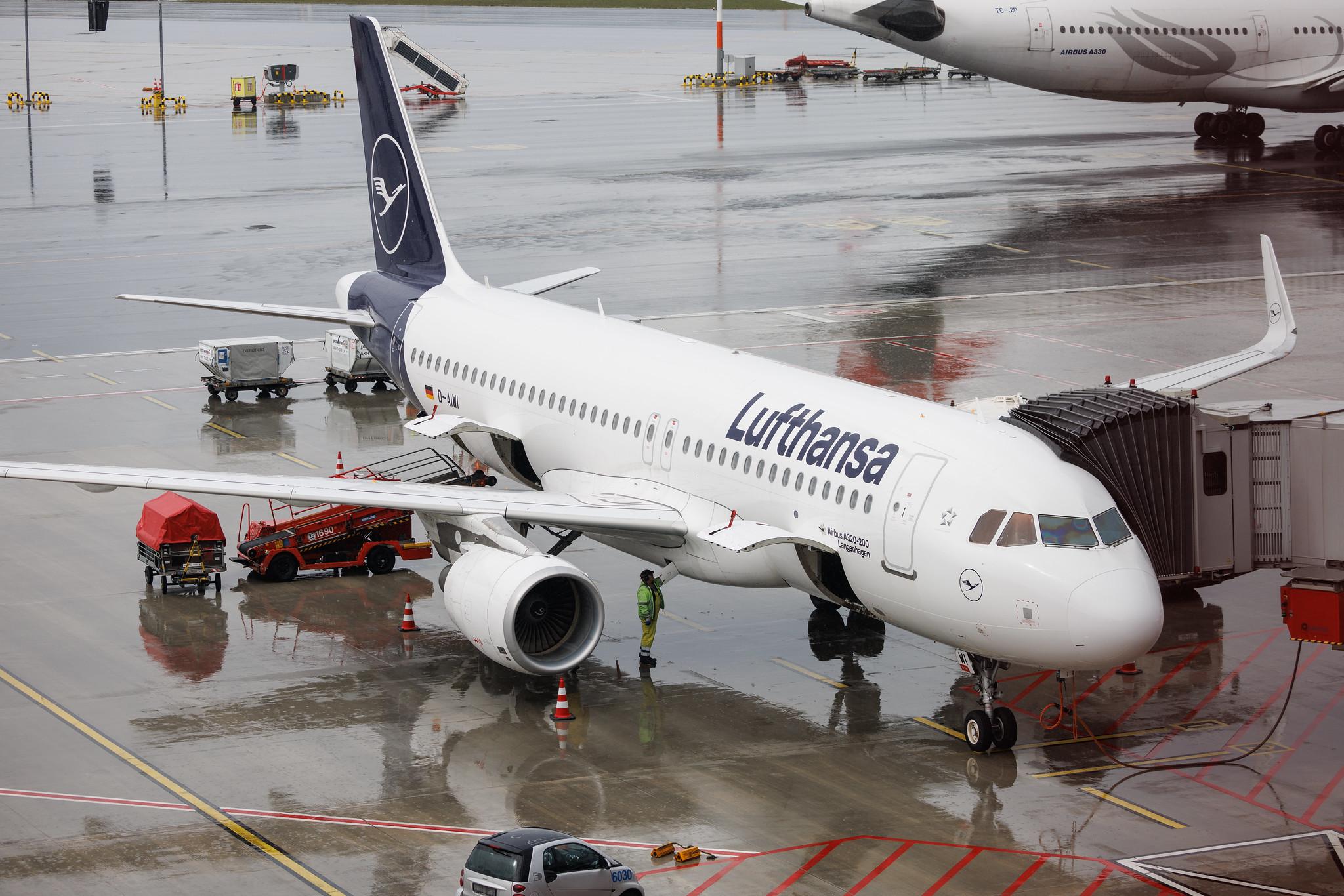Hamburg Airport: Lufthansa (LH / DLH) | Airbus A320-214 A320 | D-AIWI | MSN 8951