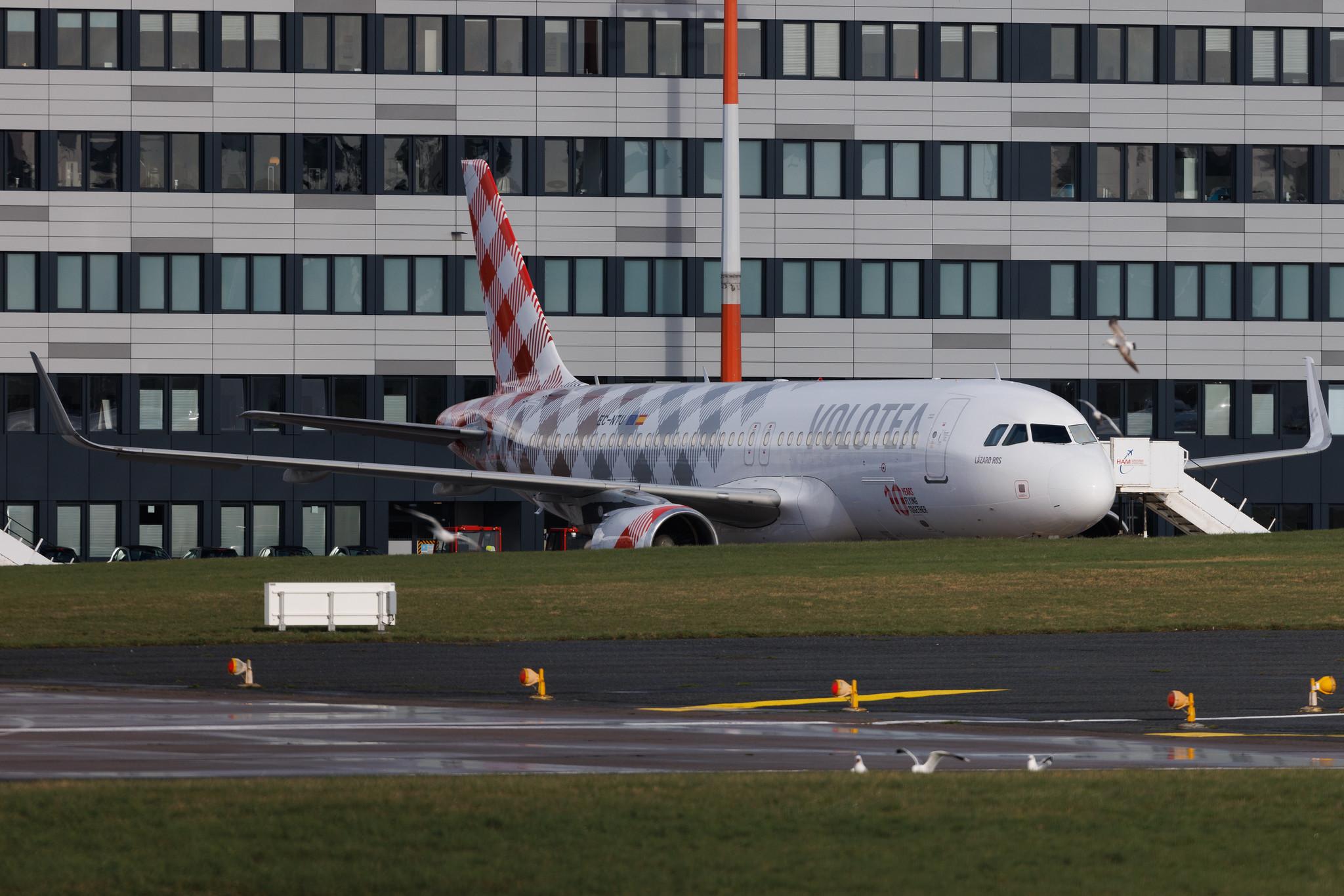 Hamburg Airport: Volotea (V7 / VOE) | Livery: 10 Years Livery | Airbus A320-214 A320 | EC-NTU | MSN 05950