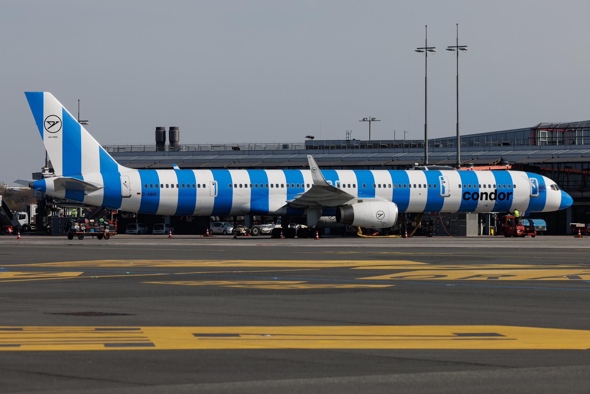 Hamburg Airport: Condor (DE / CFG) | Boeing 757-330 B753 | D-ABOI | MSN 29018