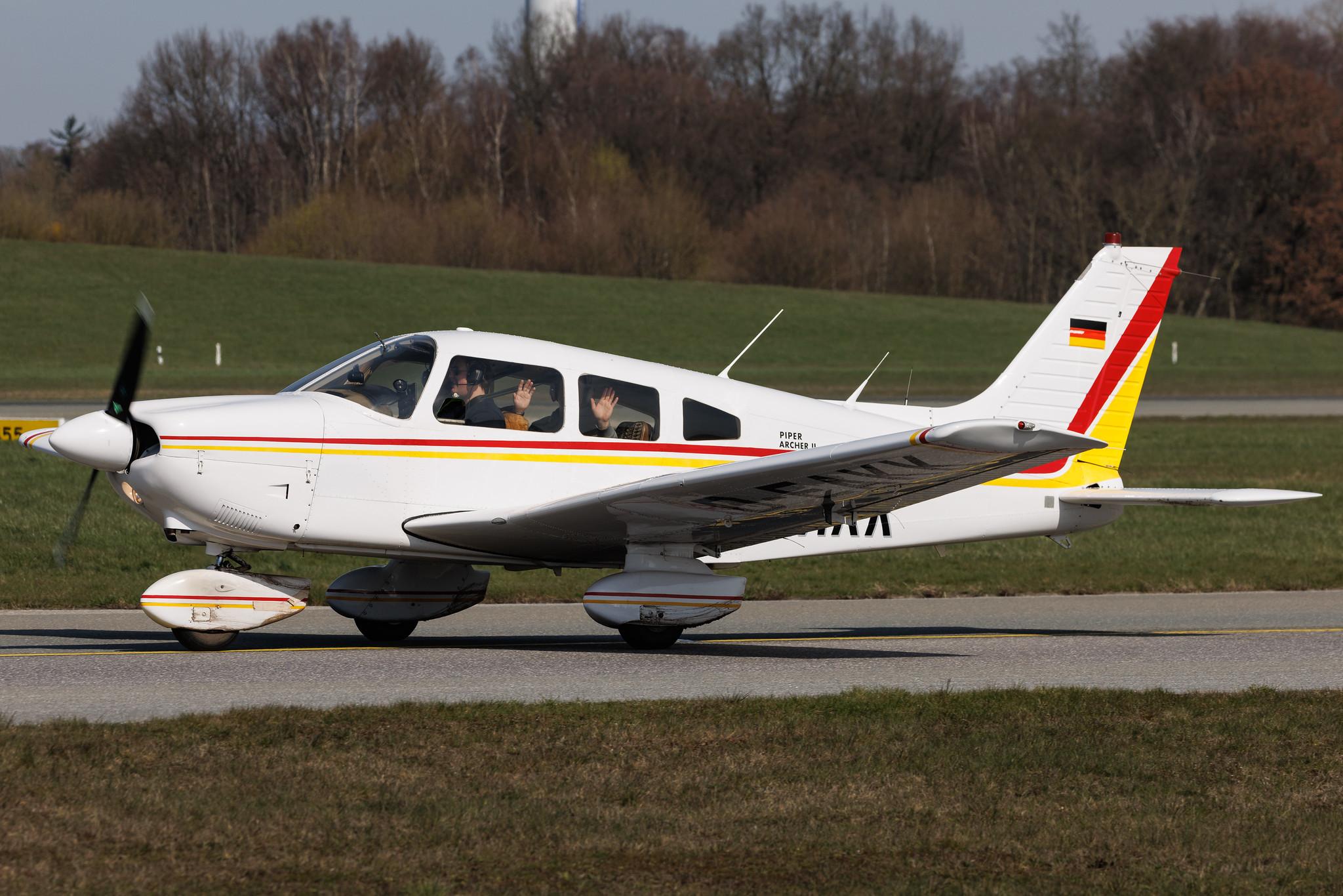 Hamburg Airport: Private owner | Piper PA-28-181 Archer II P28A | D-EAKK | MSN 28-7990417