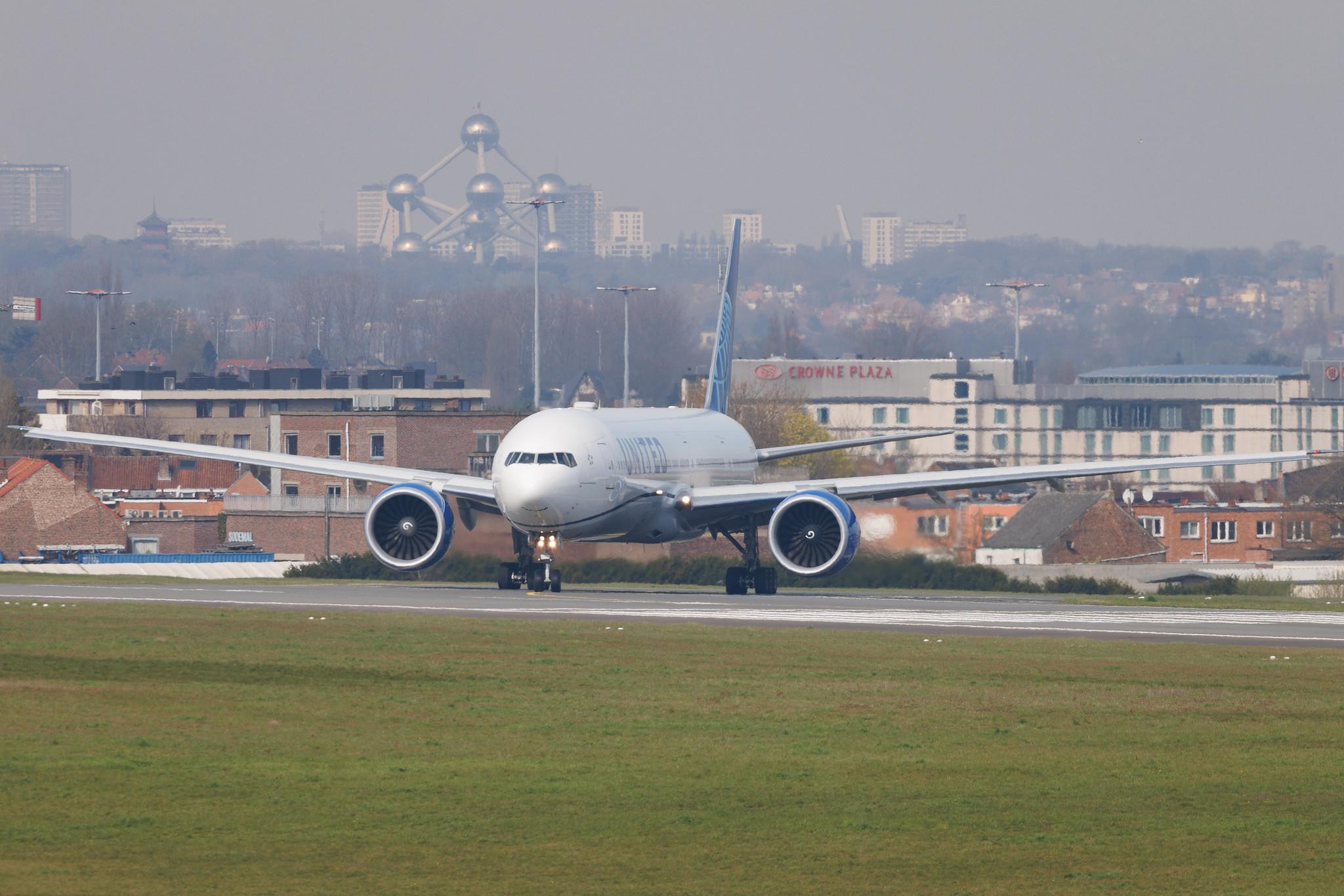Brussels Airport: United Airlines (UA / UAL) | Boeing 777-300(ER) B77W | N2352U | MSN 66592