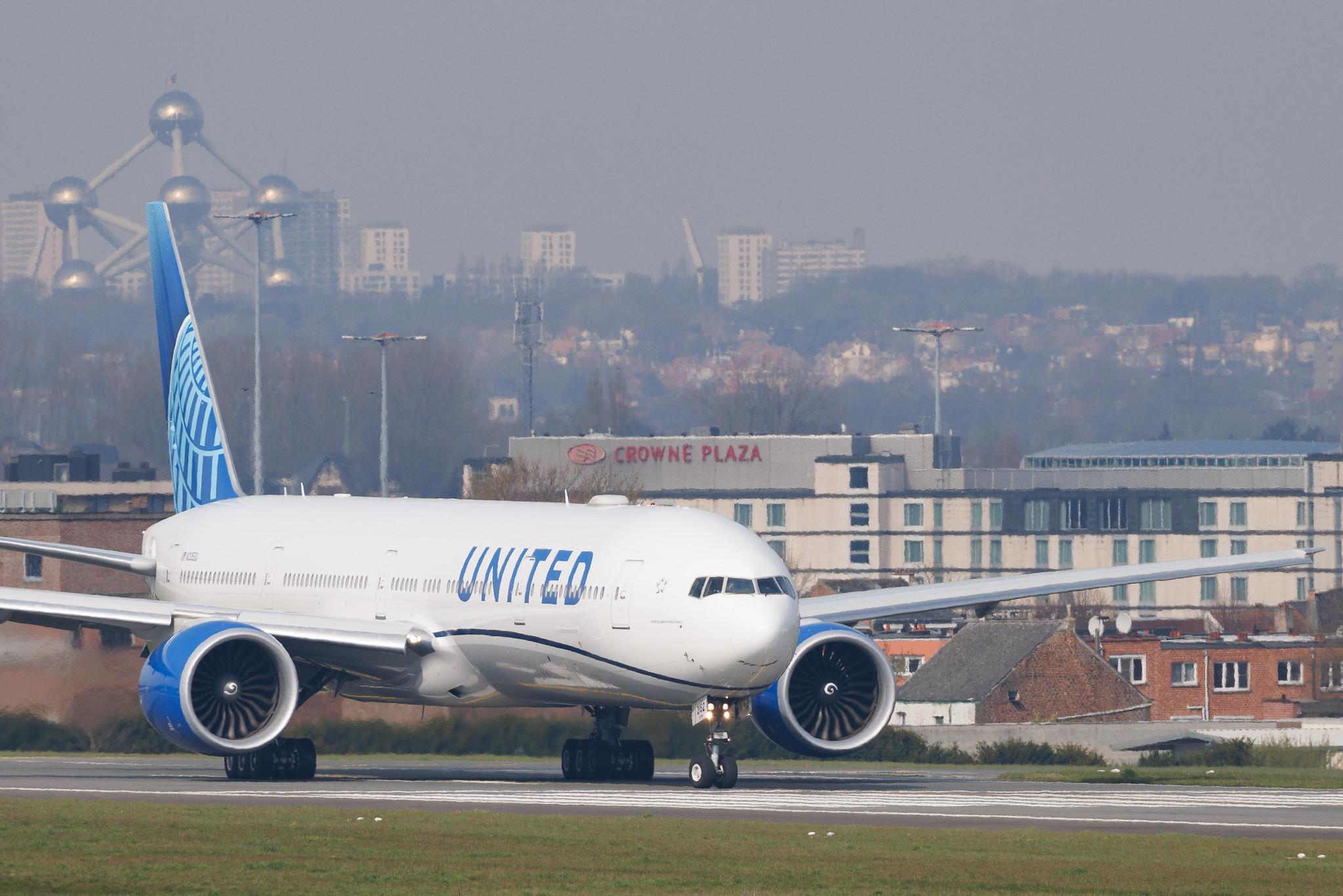 Brussels Airport: United Airlines (UA / UAL) | Boeing 777-300(ER) B77W | N2352U | MSN 66592