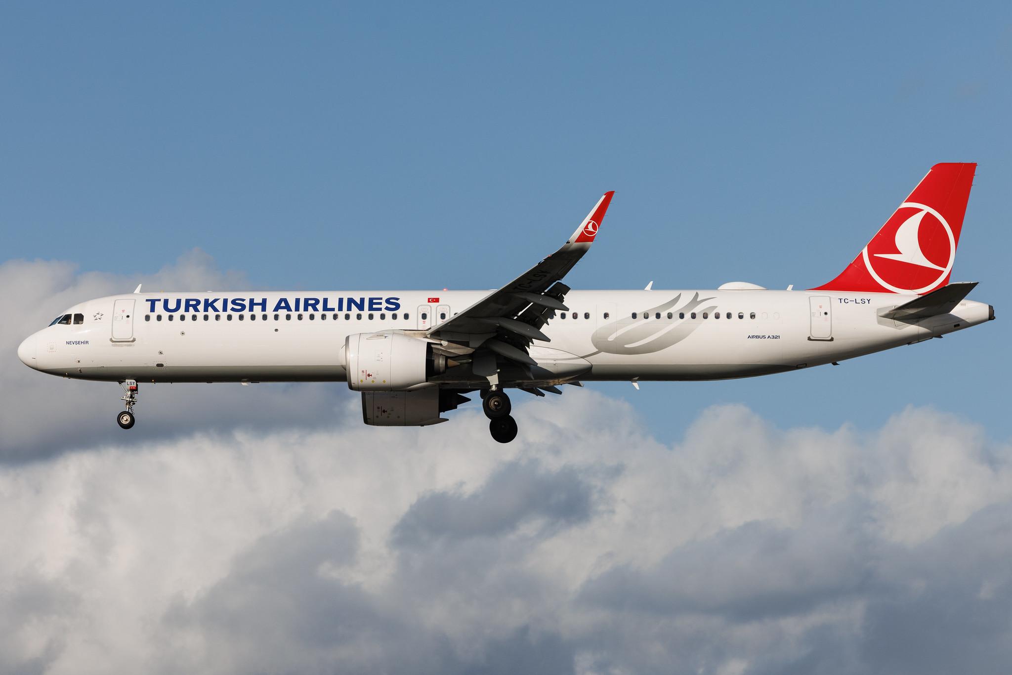 Hamburg Airport: Turkish Airlines (TK / THY) | Airbus A321-271NX A21N | TC-LSY | MSN 9415