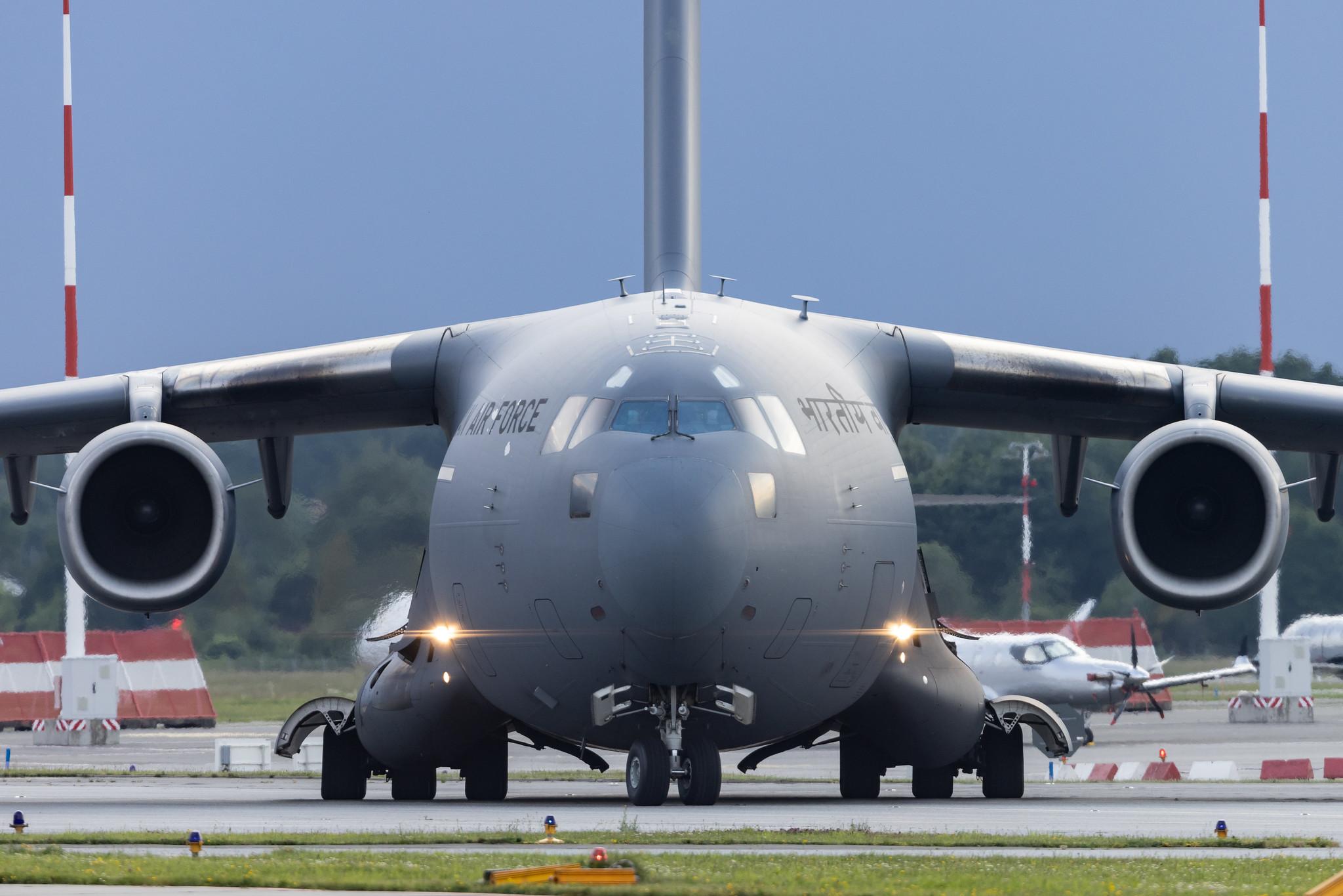 Hamburg Airport: Indian Air Force (/ IFC) | Boeing C-17A Globemaster III C17 | CB-8003 | MSN F-259