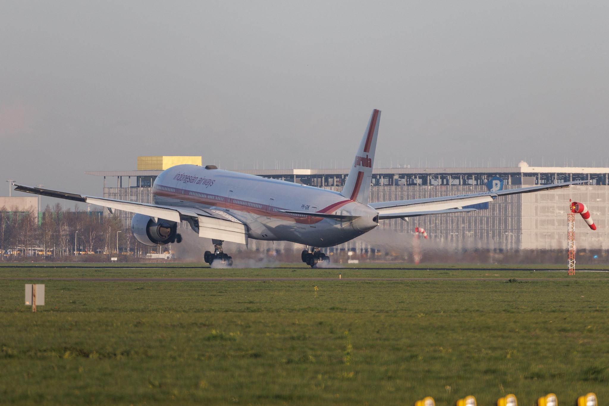 Amsterdam Schiphol: Garuda Indonesia (GA / GIA) | Livery: Retro Livery | Boeing 777-3U3(ER) B77W | PK-GIK | MSN 40073