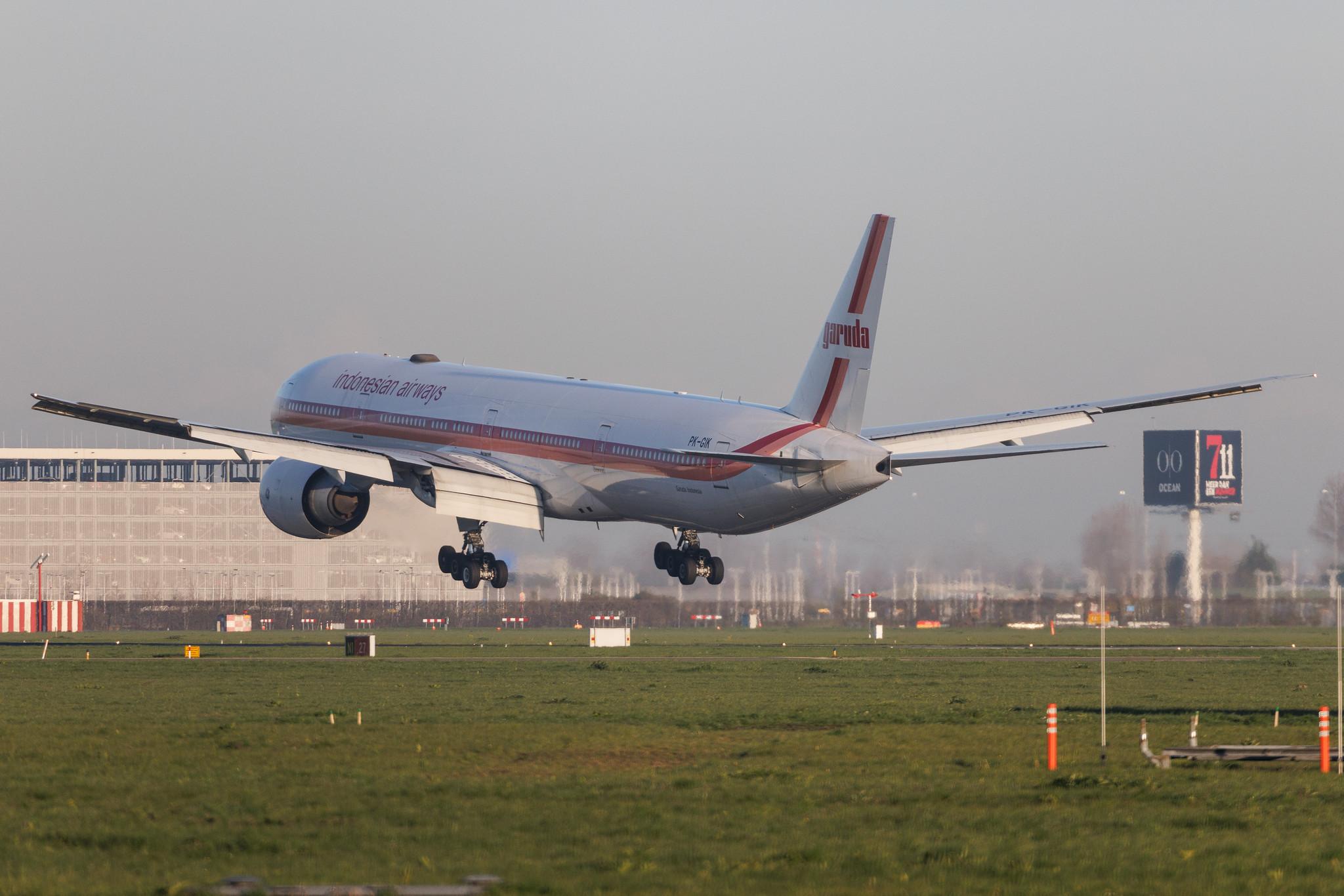 Amsterdam Schiphol: Garuda Indonesia (GA / GIA) | Livery: Retro Livery | Boeing 777-3U3(ER) B77W | PK-GIK | MSN 40073