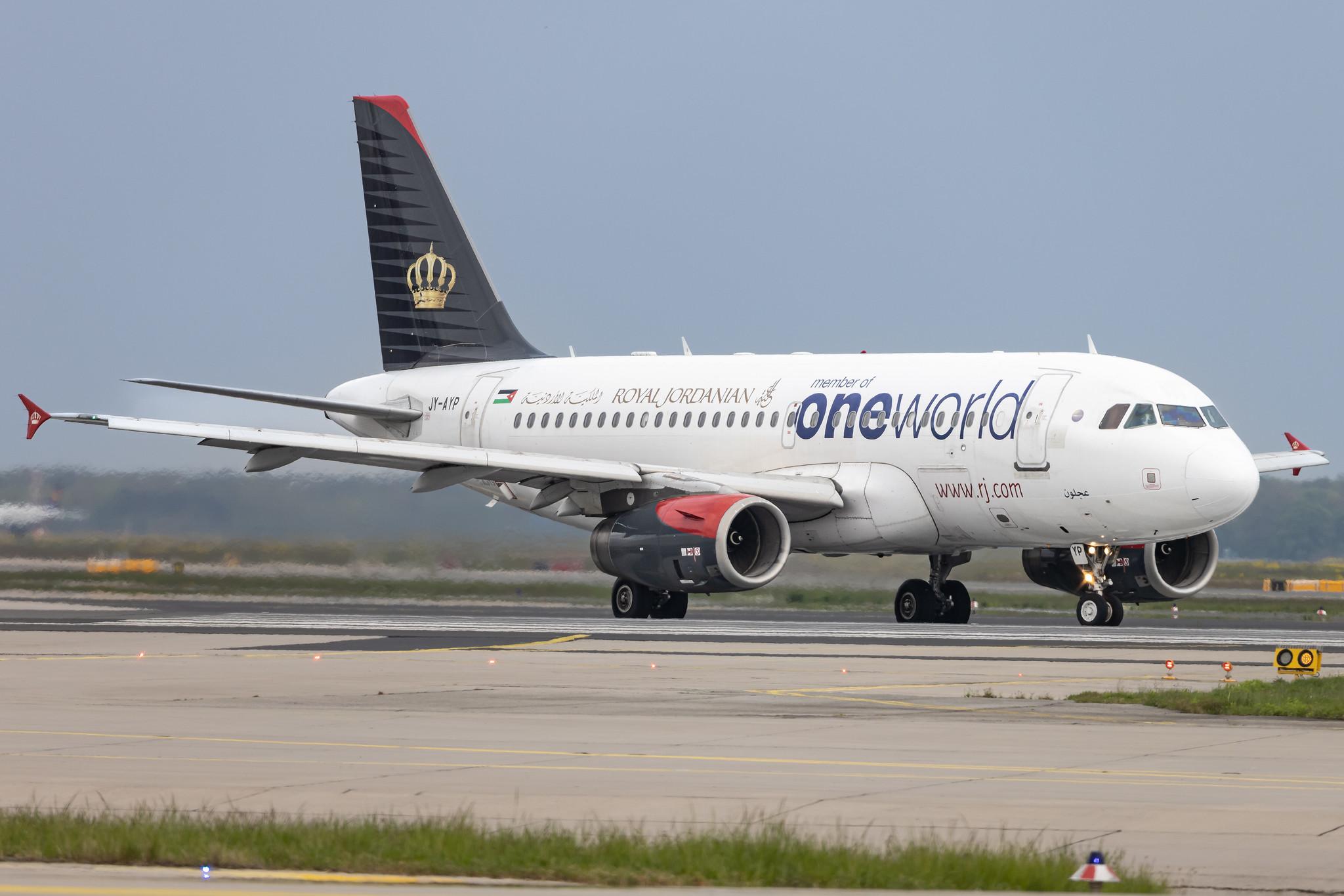 Frankfurt Airport: Royal Jordanian (RJ / RJA) | Livery: Oneworld livery | Airbus A319-132 A319 | JY-AYP | MSN 3832