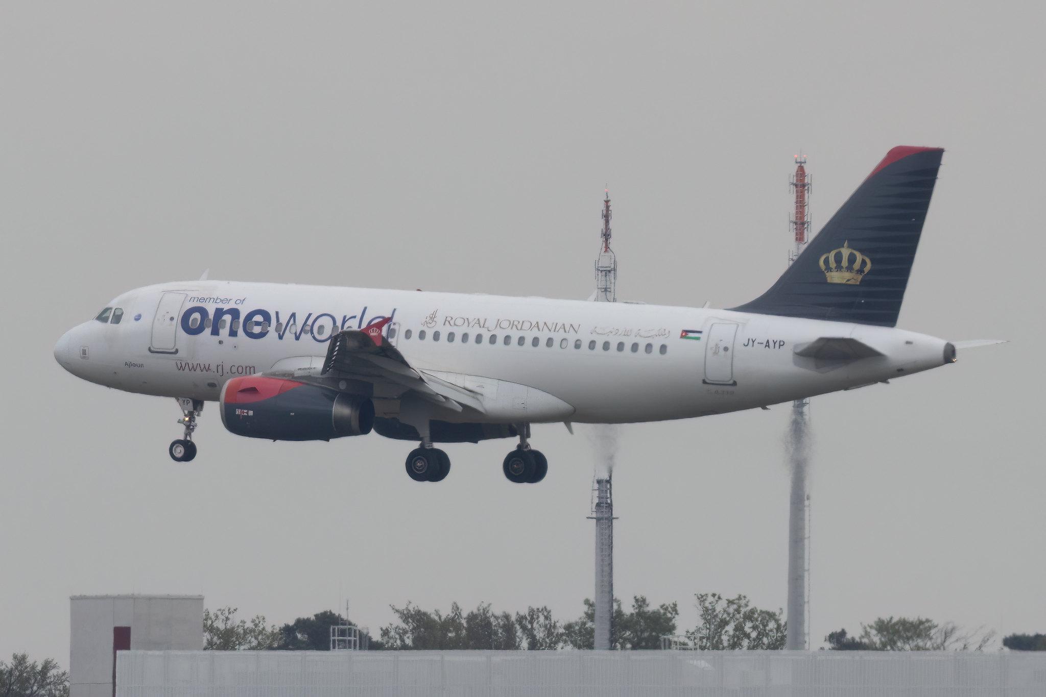 Frankfurt Airport: Royal Jordanian (RJ / RJA) | Livery: Oneworld livery | Airbus A319-132 A319 | JY-AYP | MSN 3832