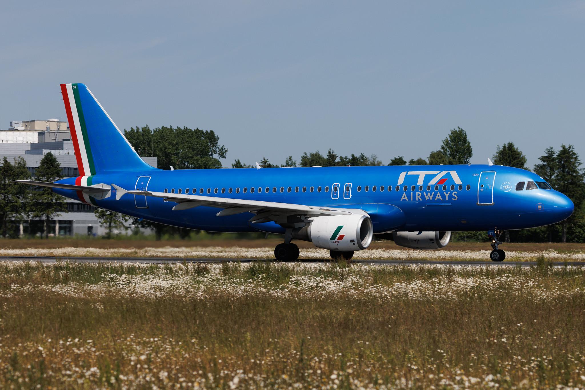 Hamburg Airport: ITA Airways (AZ / ITY) | Airbus A320-216 A320 | EI-DSY | MSN 3666