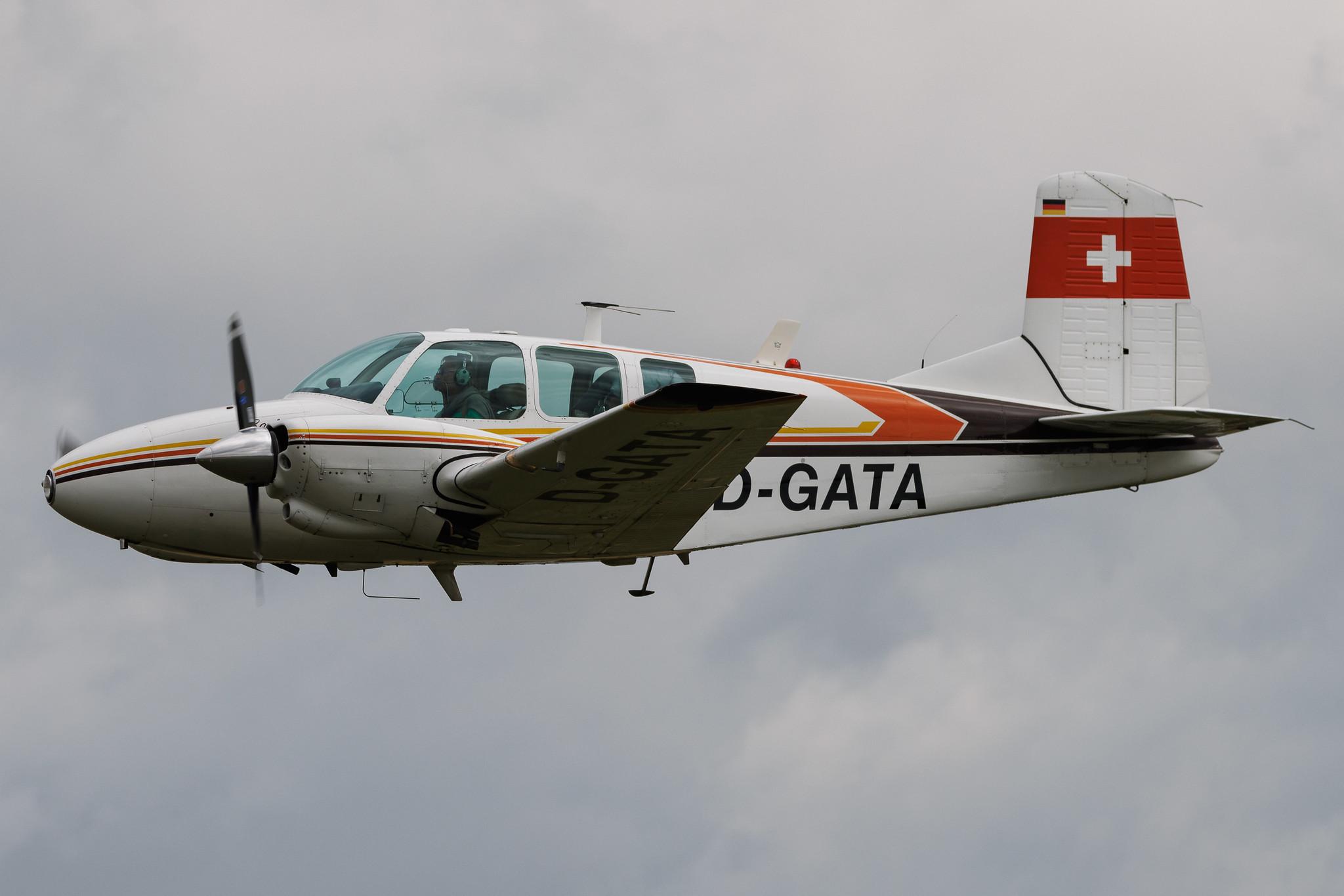 Flugplatz Bienenfarm: Private owner | Vulcanair P68 P68 | D-GATA | MSN 82