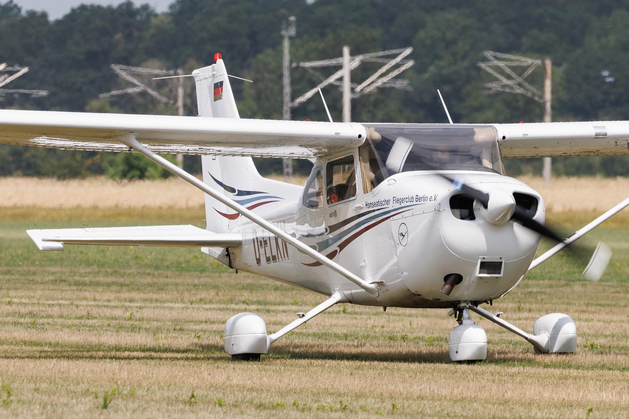 Flugplatz Bienenfarm: Private owner | Cessna 172R Skyhawk C172 | D-ELKN | MSN 17281208