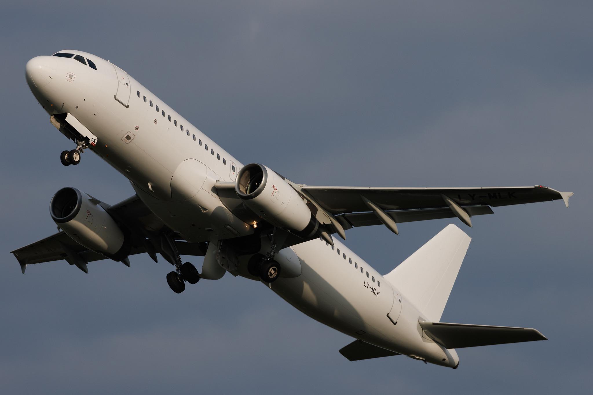 Hamburg Airport: SunExpress (XQ / SXS) | Operator: Avion Express | Airbus A320-232 A320 | LY-MLK | MSN 03968